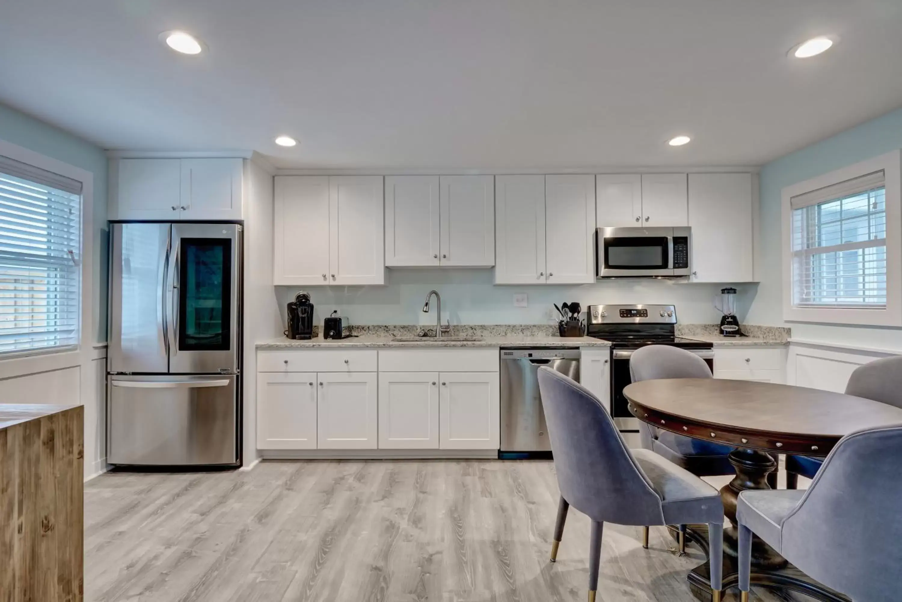 Property building, Kitchen/Kitchenette in Loggerhead Inn and Suites by Carolina Retreats