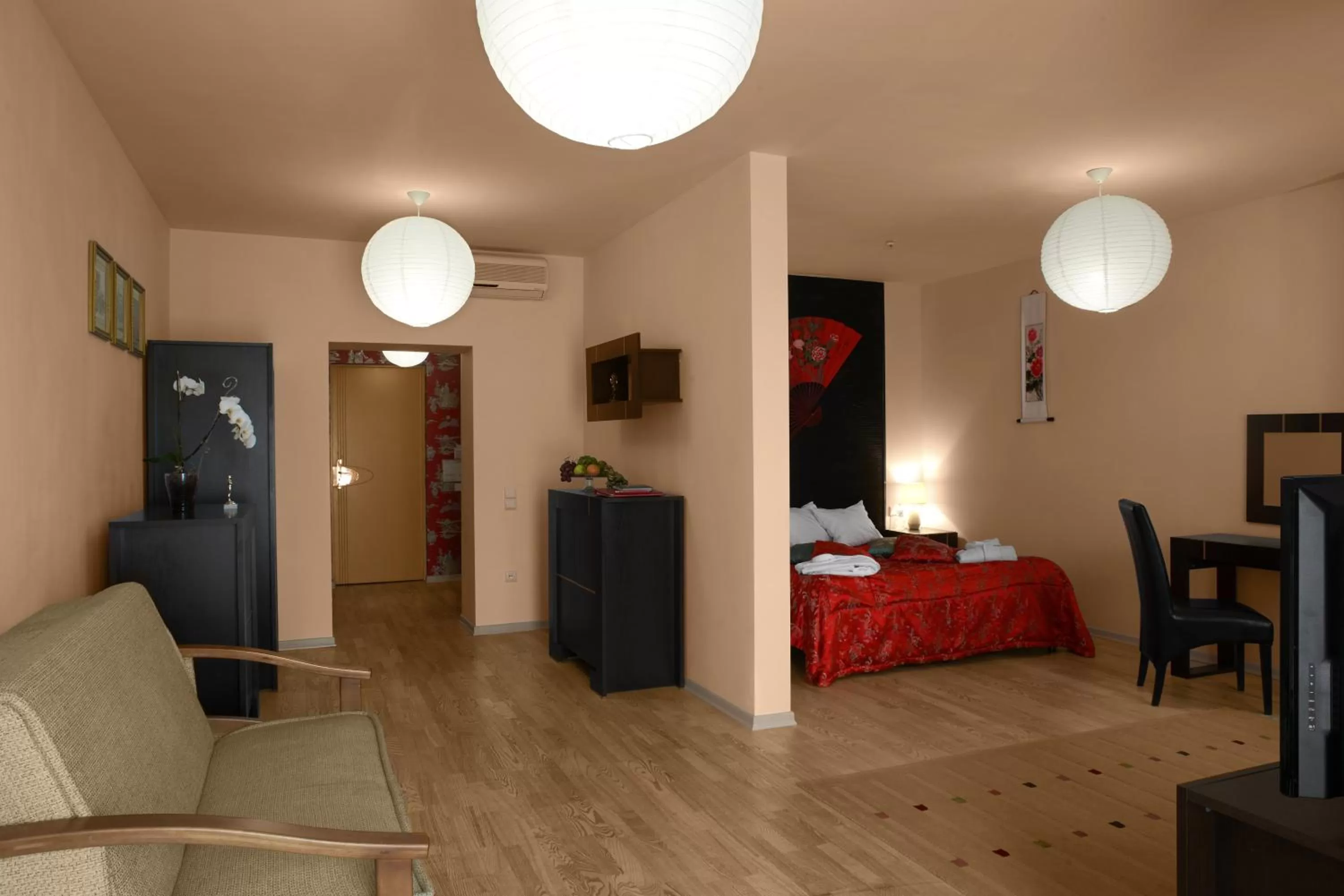 Photo of the whole room, Bed in Oscar