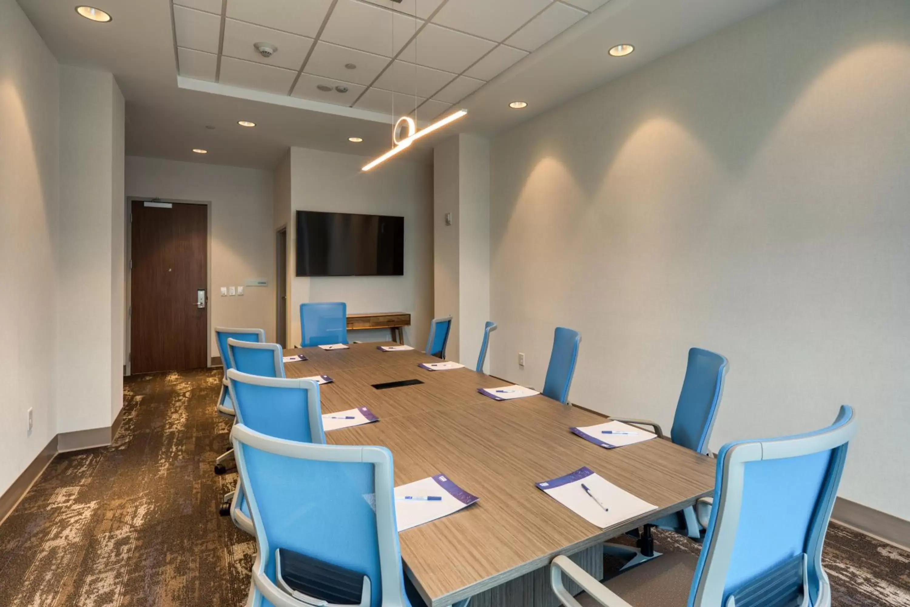 Meeting/conference room in Holiday Inn Express & Suites - Charlotte - South End, an IHG Hotel