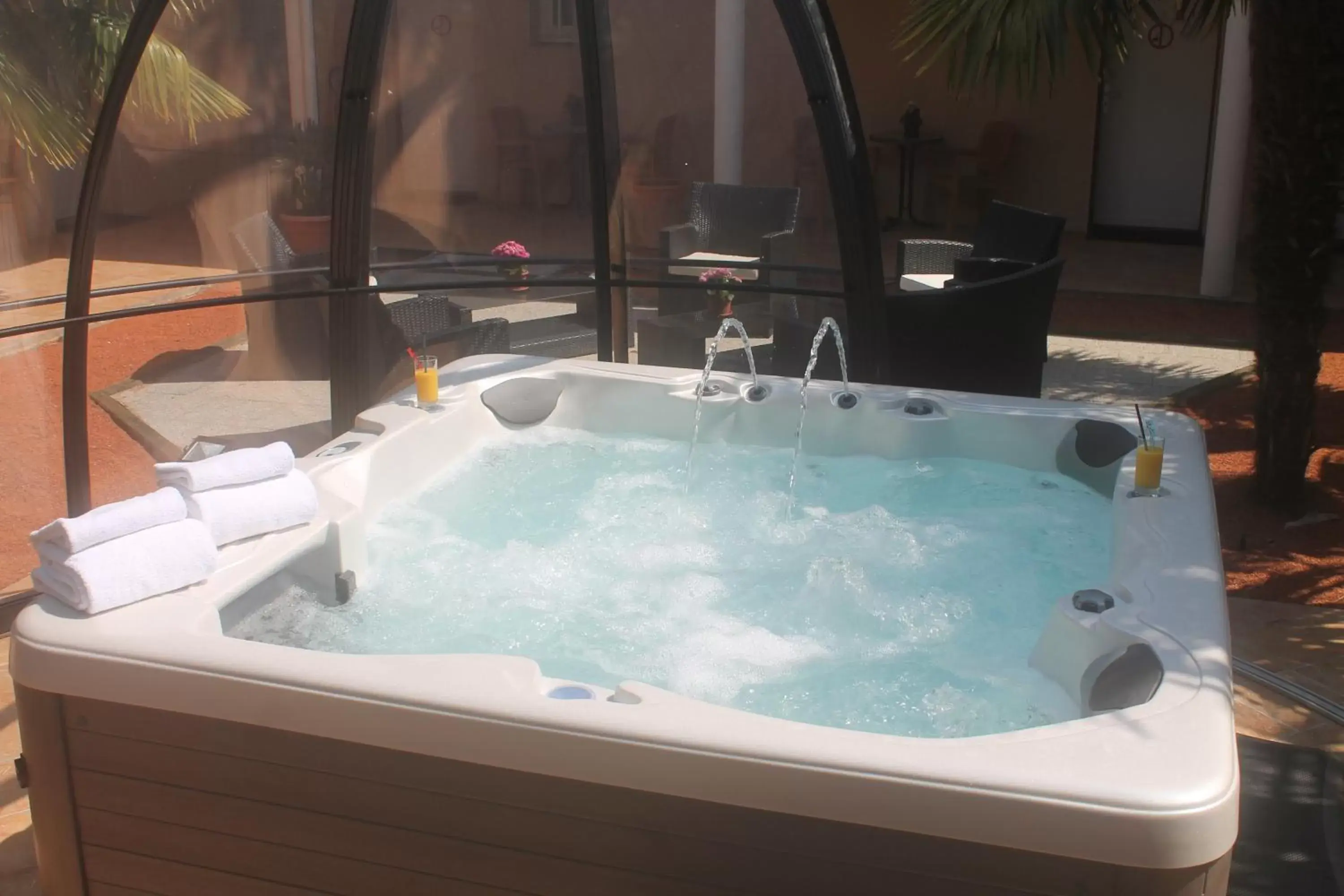 Hot Spring Bath, Spa/Wellness in The Originals City, Hôtel La Closerie, Nantes Nord (Inter-Hotel)