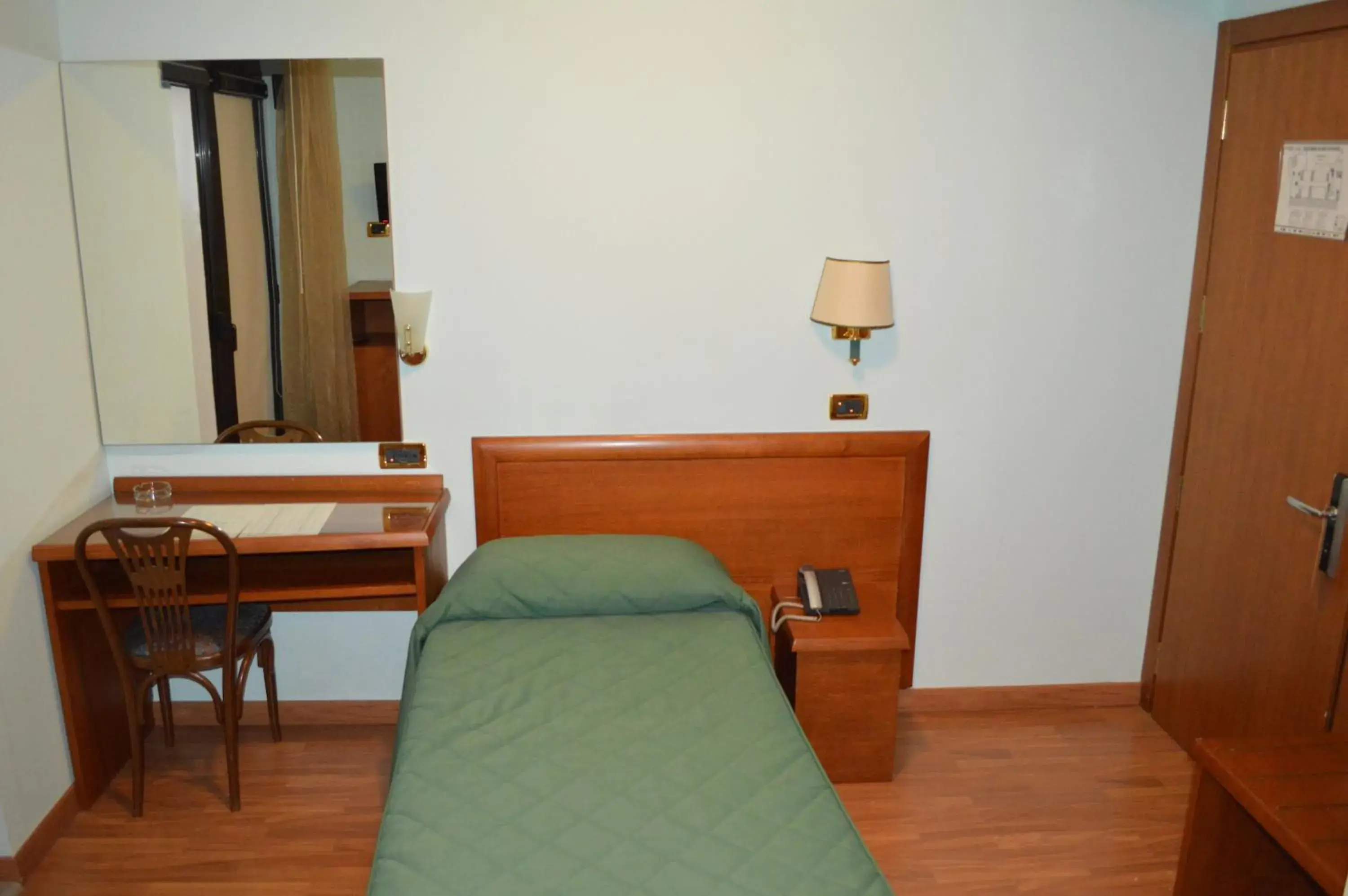 Single Room - single occupancy in Canadian Hotel Single Room - single occupancy in Canadian Hotel