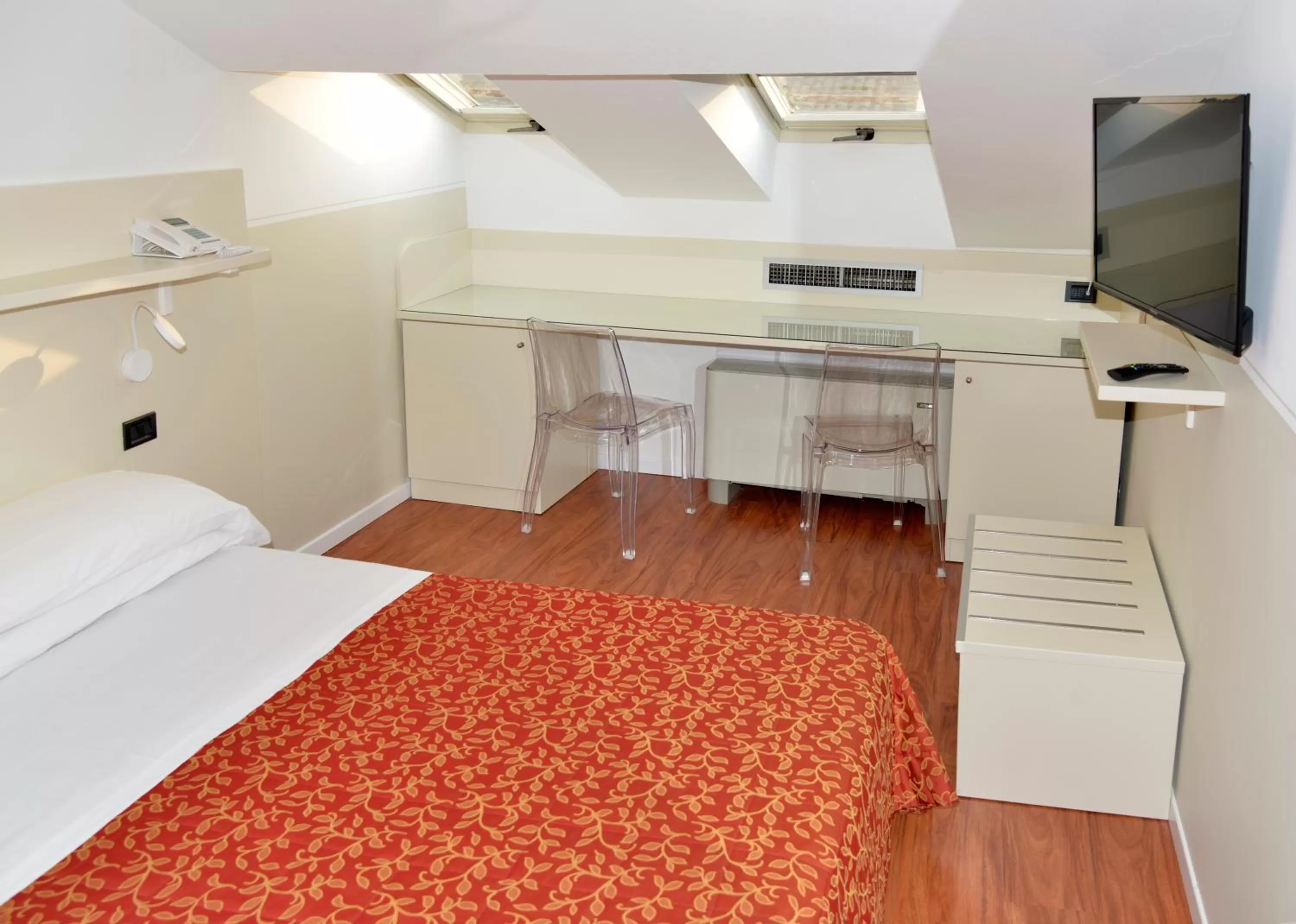 TV and multimedia, Bed in Hotel Amadeus E Teatro