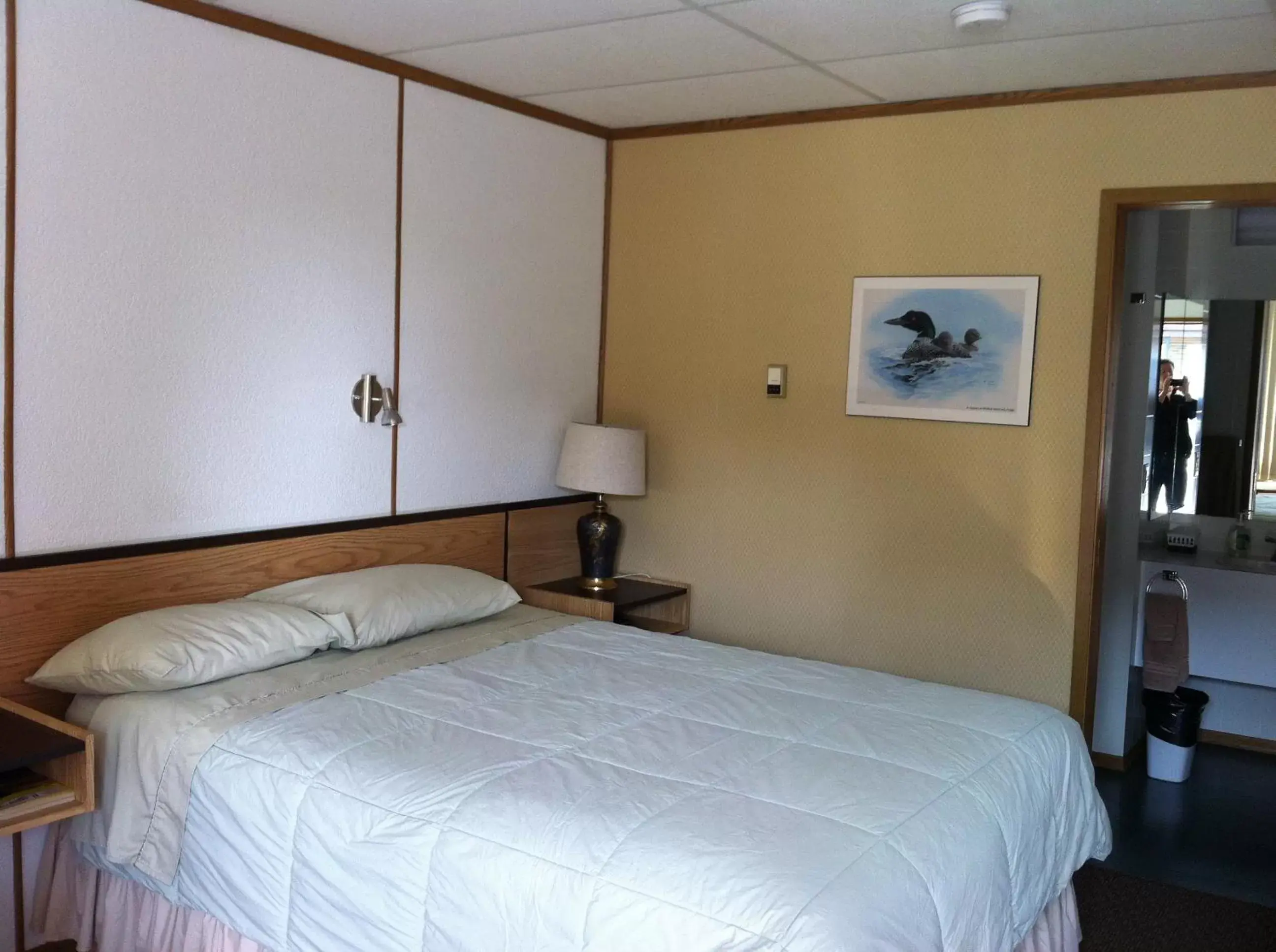 Bedroom, Bed in Rest Easy Motel
