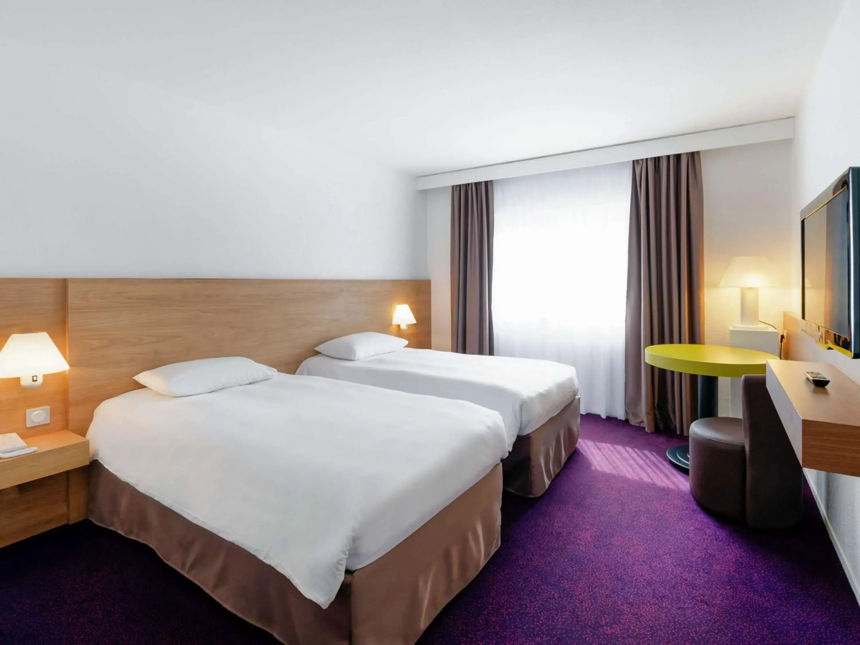 Photo of the whole room, Bed in ibis Styles Chalon sur Saône