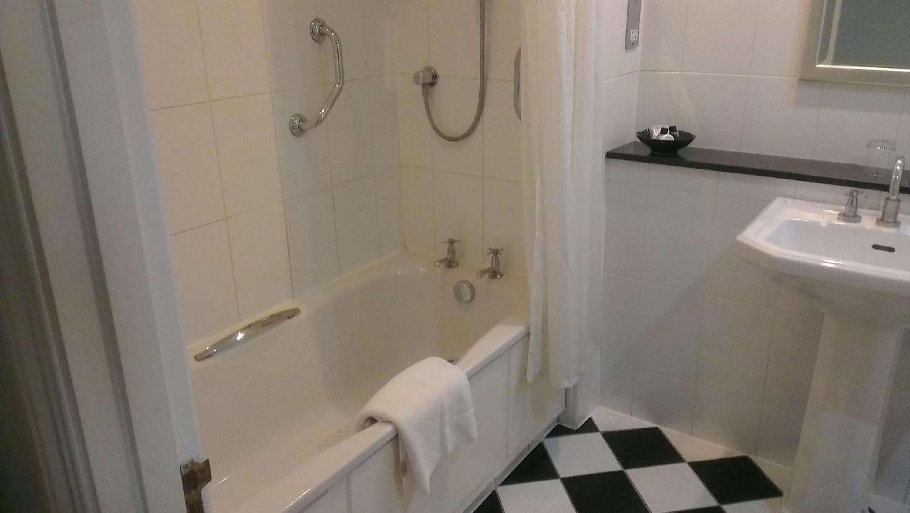 Bathroom in Park House Hotel