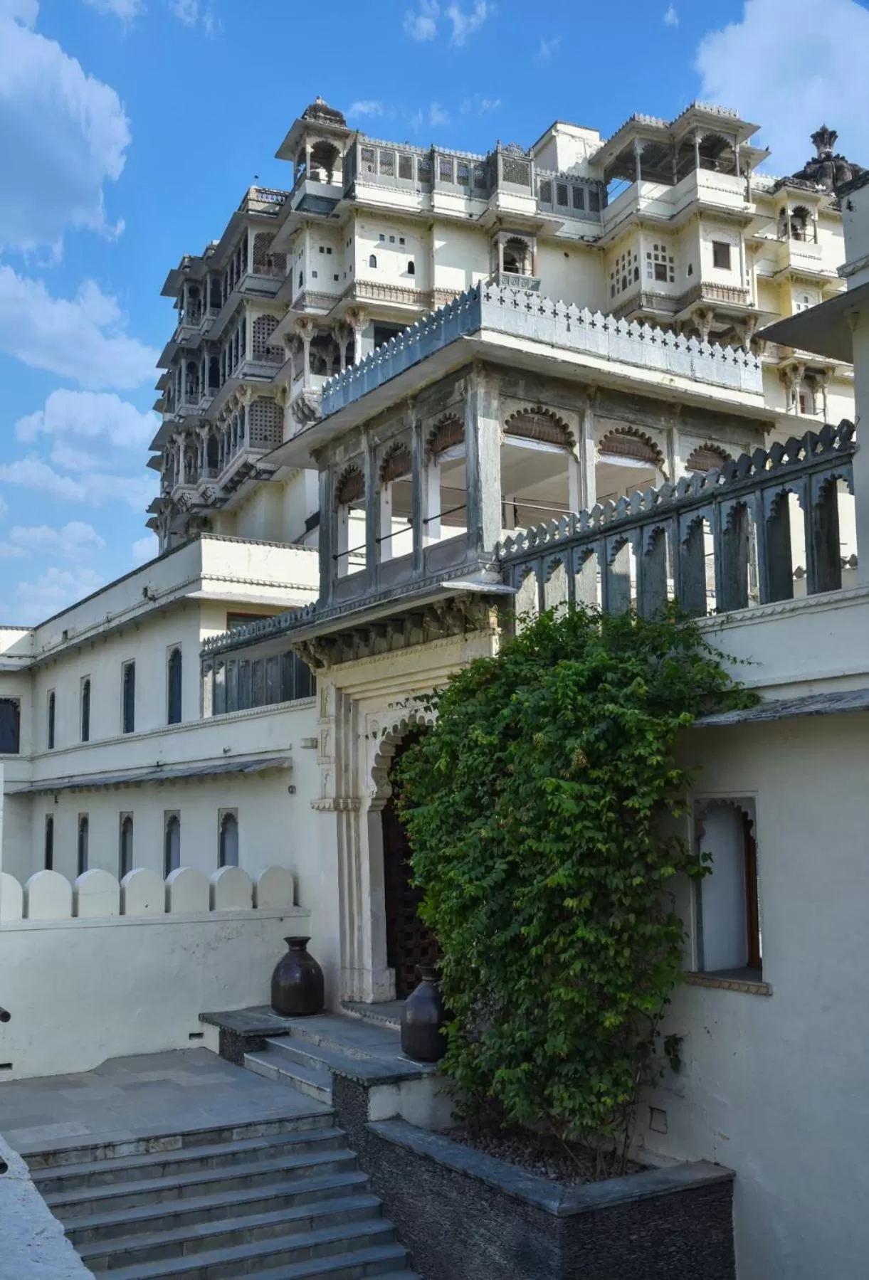 Facade/entrance in RAAS Devigarh