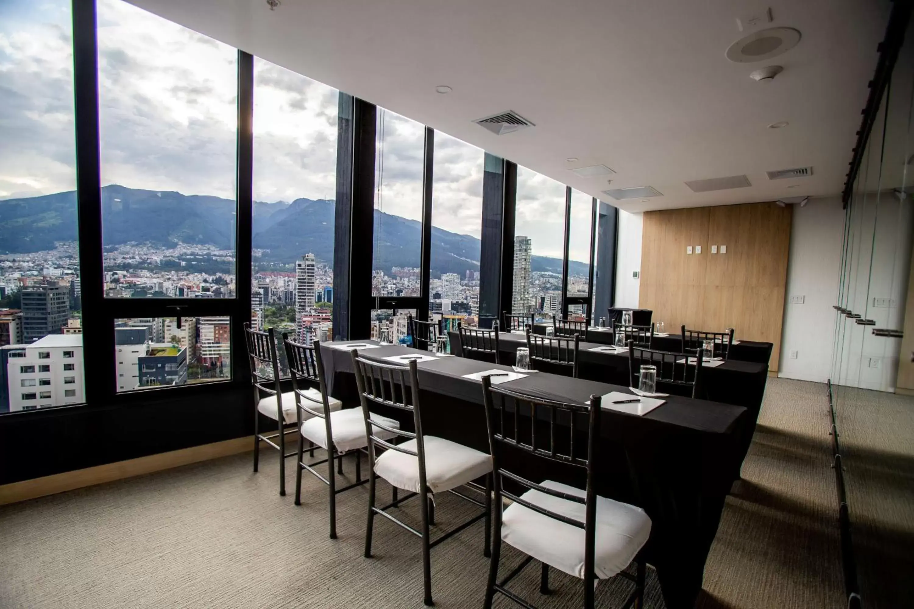 Meeting/conference room in Hampton By Hilton Quito La Carolina Park