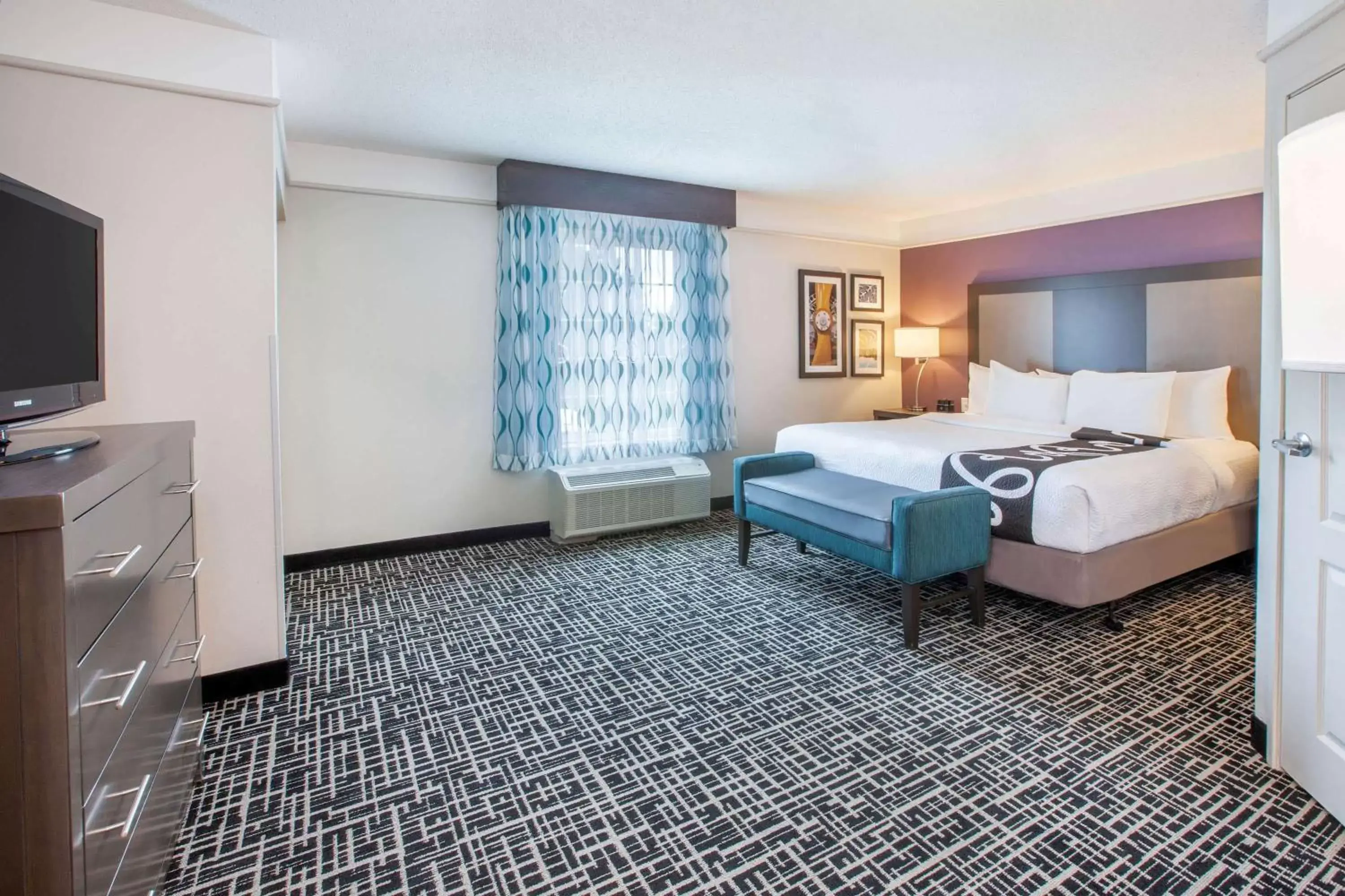 Photo of the whole room, Bed in La Quinta by Wyndham Cincinnati Airport Florence