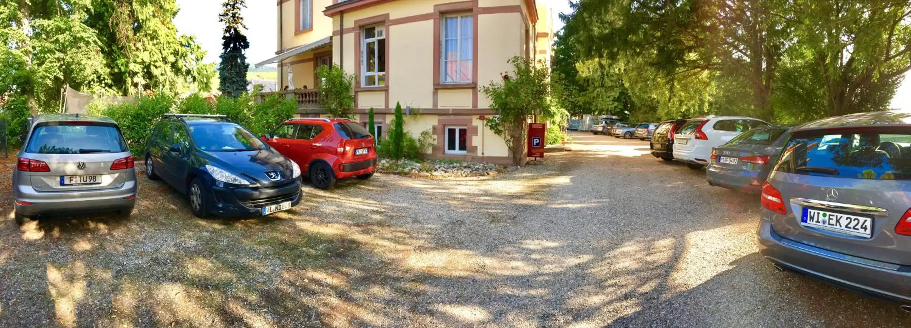 Parking in Hôtel Le Manoir