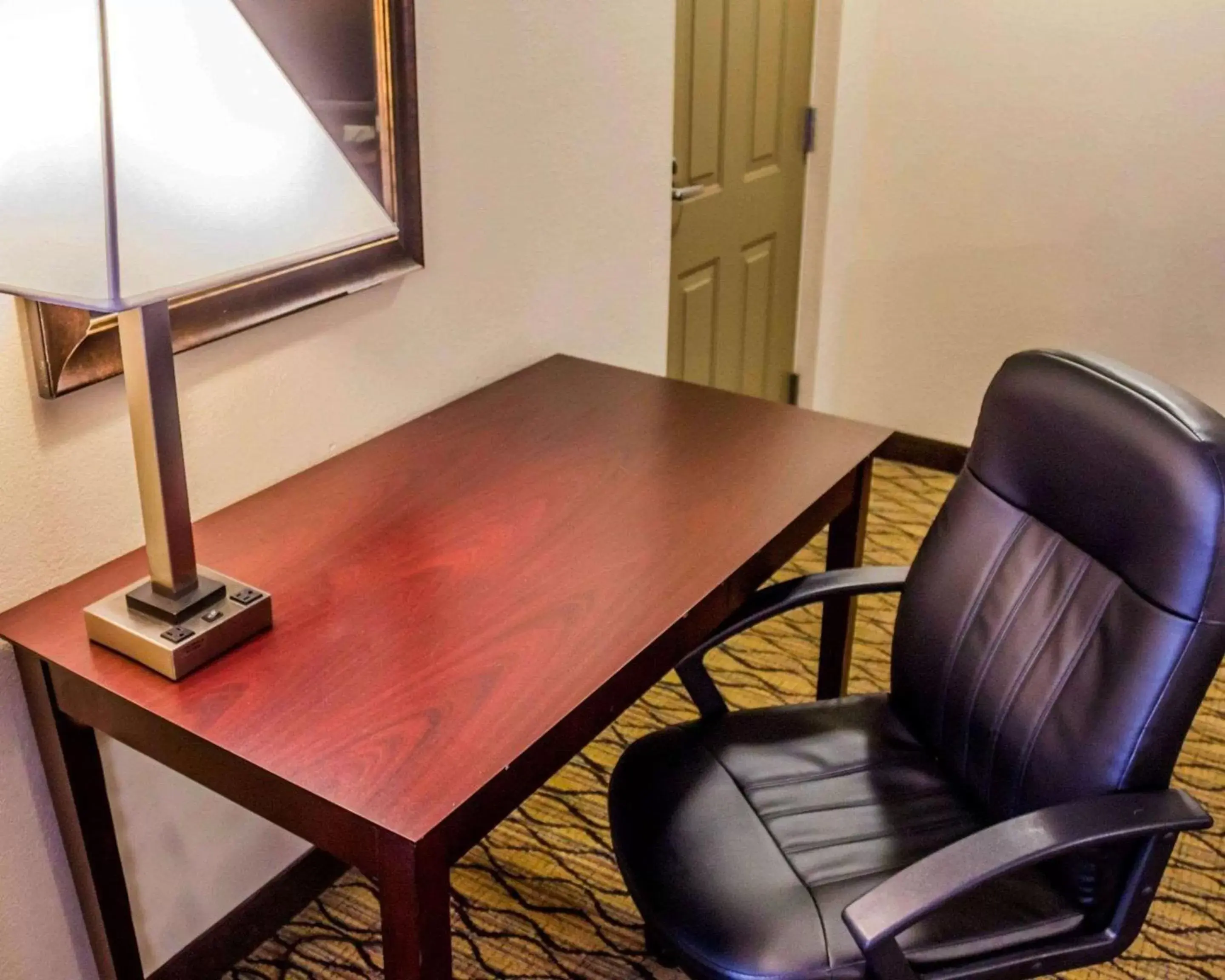 Photo of the whole room, Seating Area in Quality Inn Waterbury