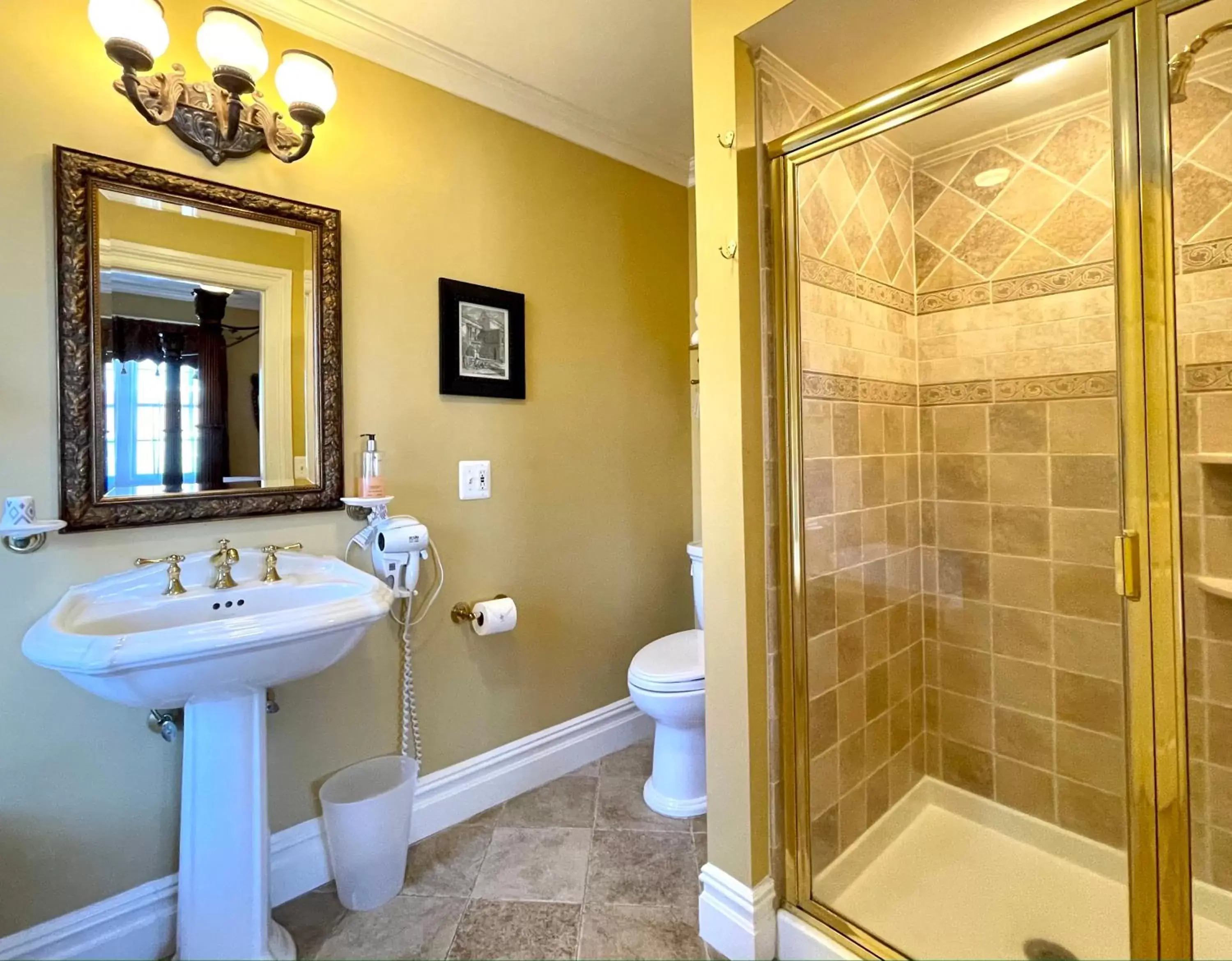 Bathroom in Atlantis Inn Hotel