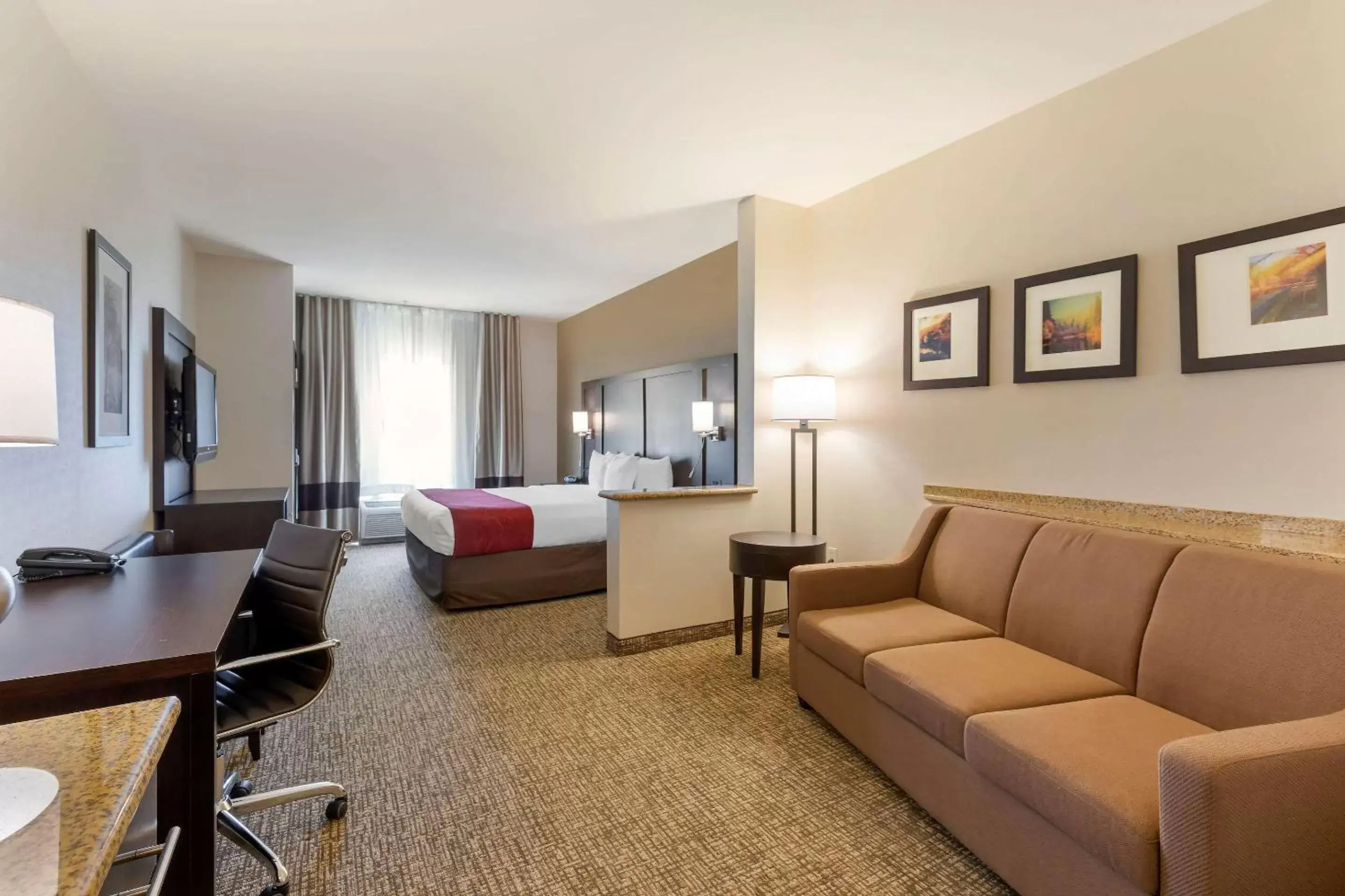 Bedroom, Seating Area in Comfort Suites Ontario Airport Convention Center