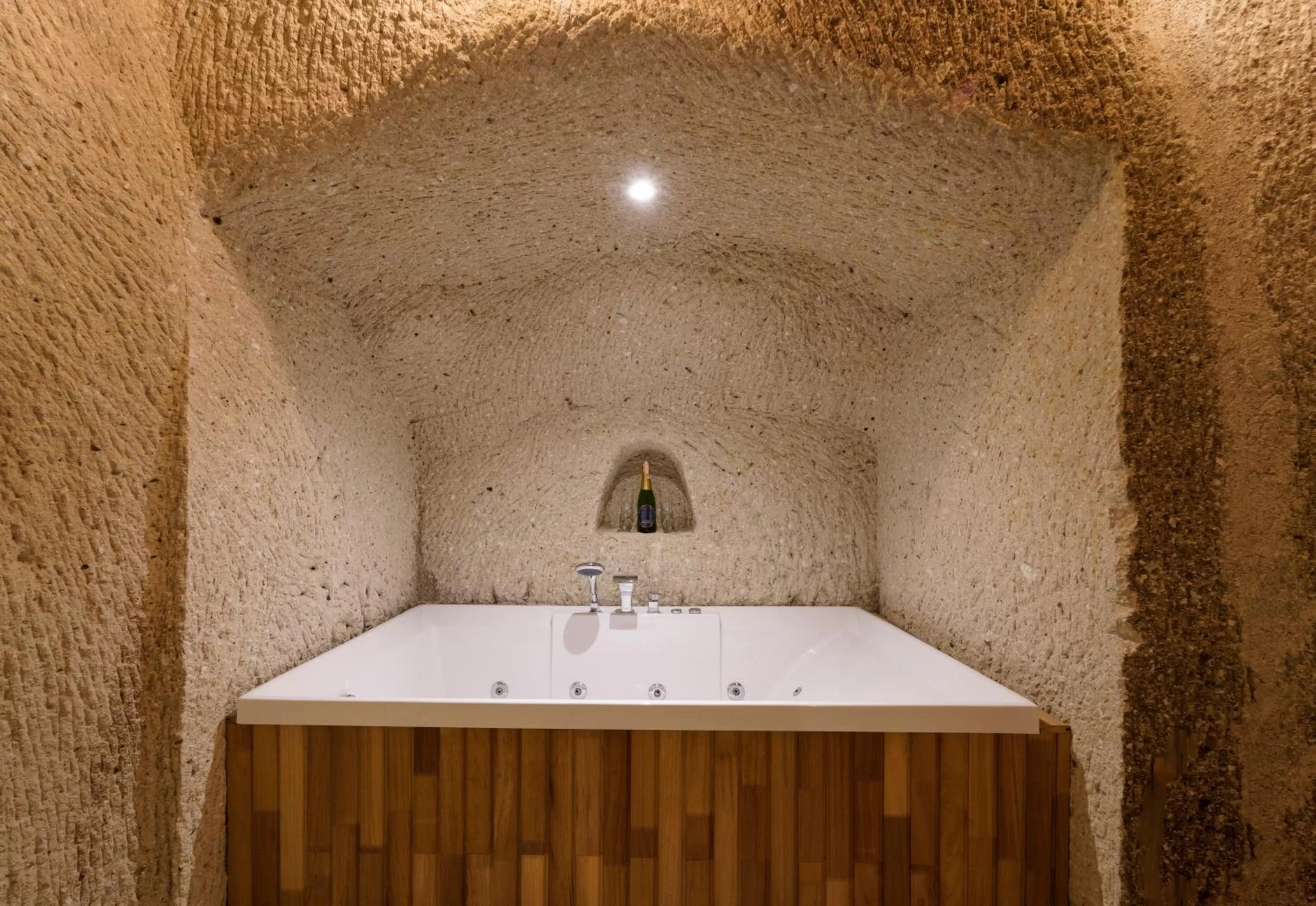 Hot Tub in Göreme Escape Cave