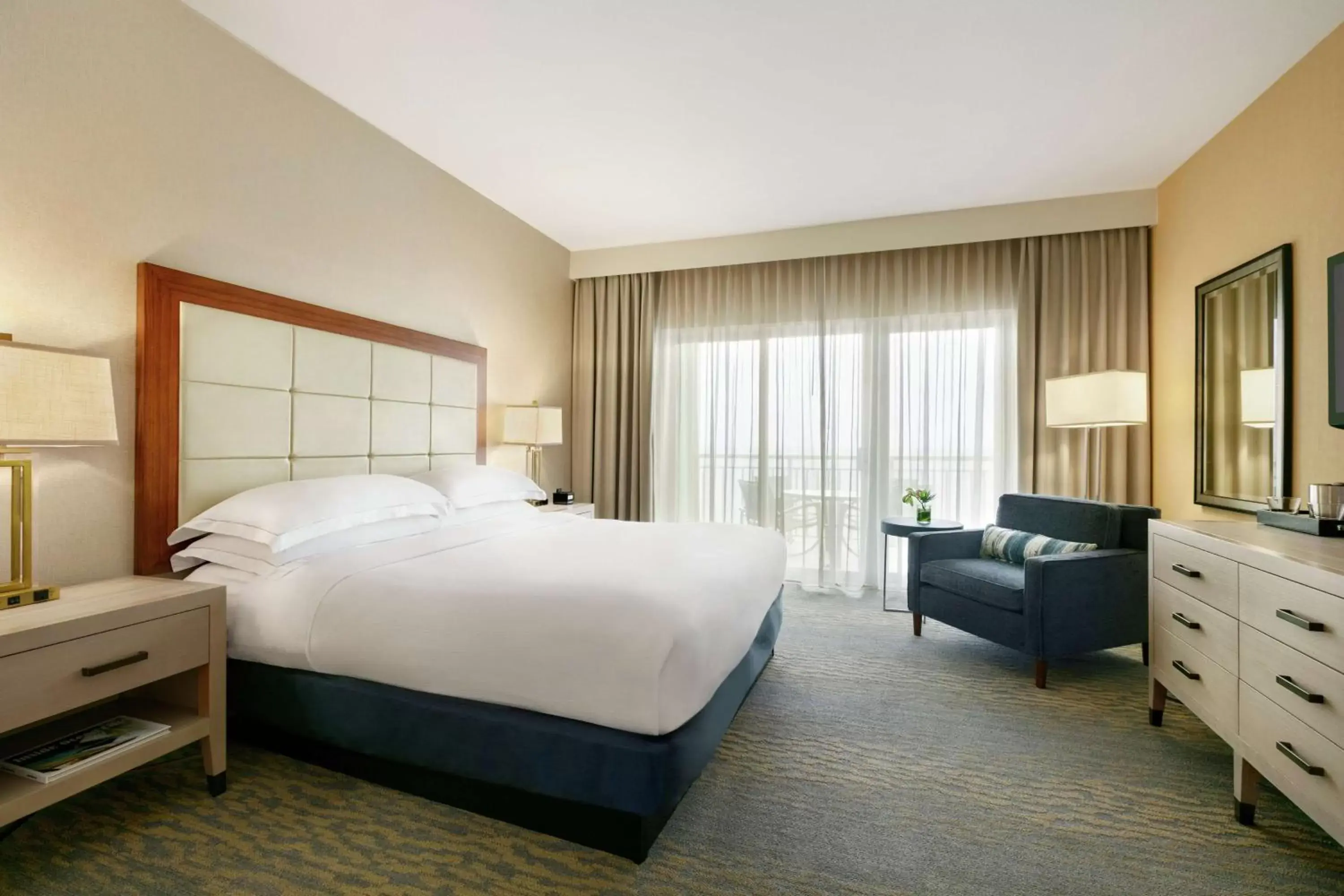 Living room, Bed in Hilton Suites Ocean City Oceanfront