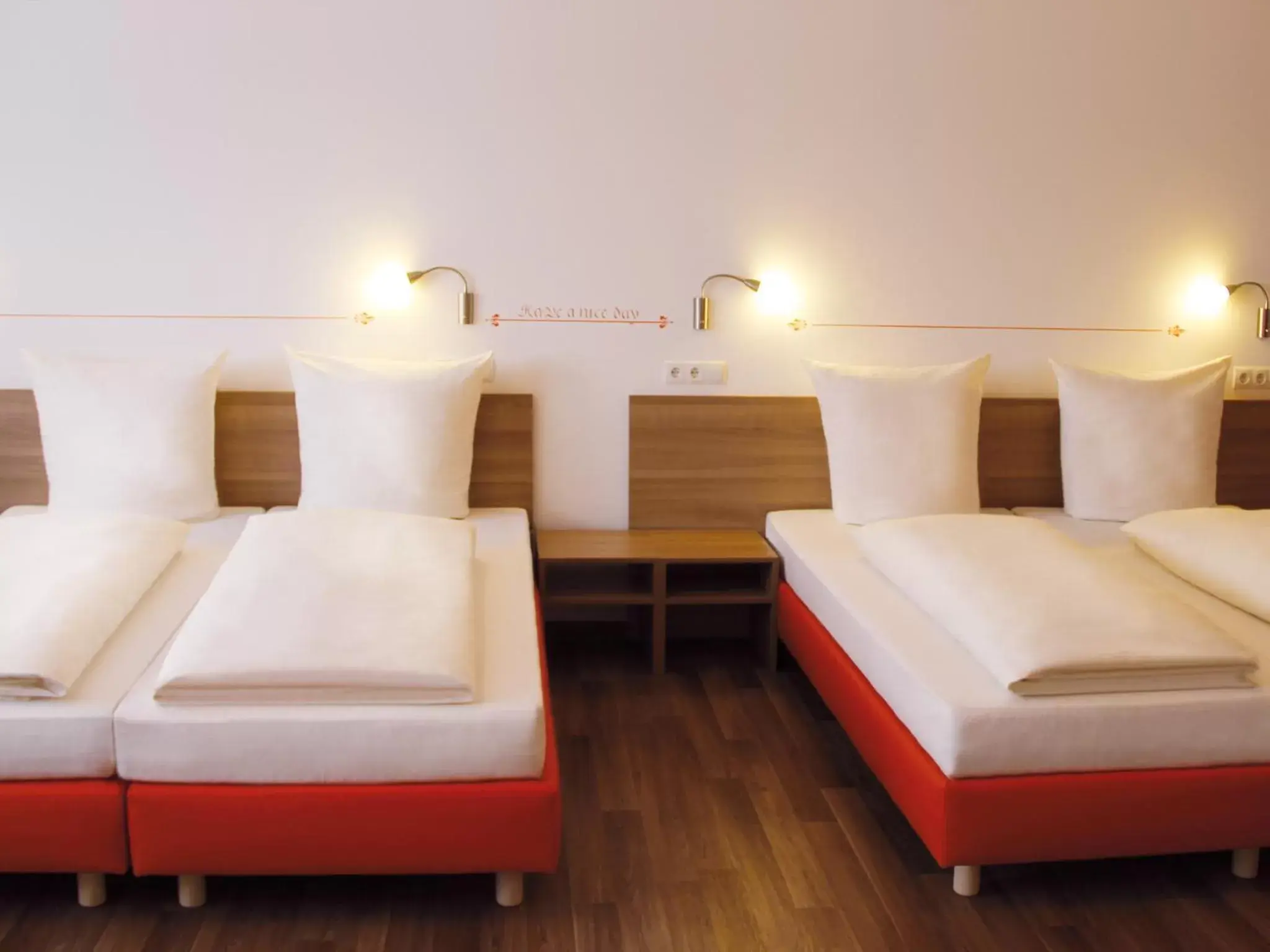 Bed in Orange Hotel und Apartments