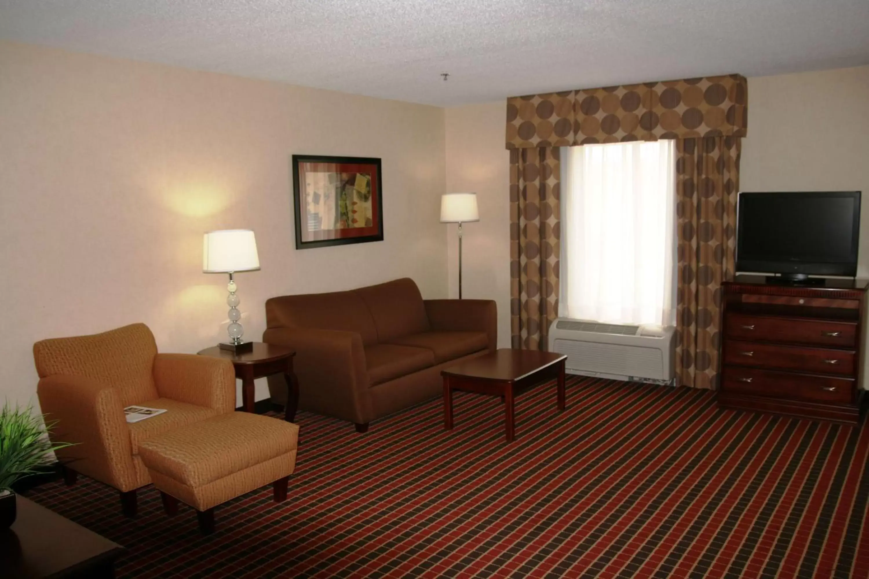 Bed, Seating Area in Hampton Inn & Suites Dayton-Airport