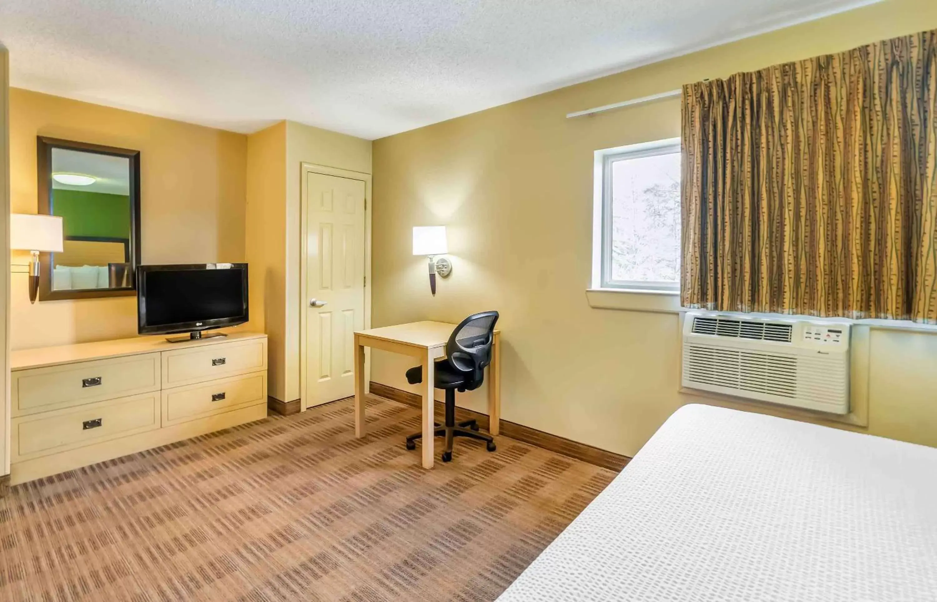 Bedroom, TV/Entertainment Center in Extended Stay America Suites - Chesapeake - Churchland Blvd