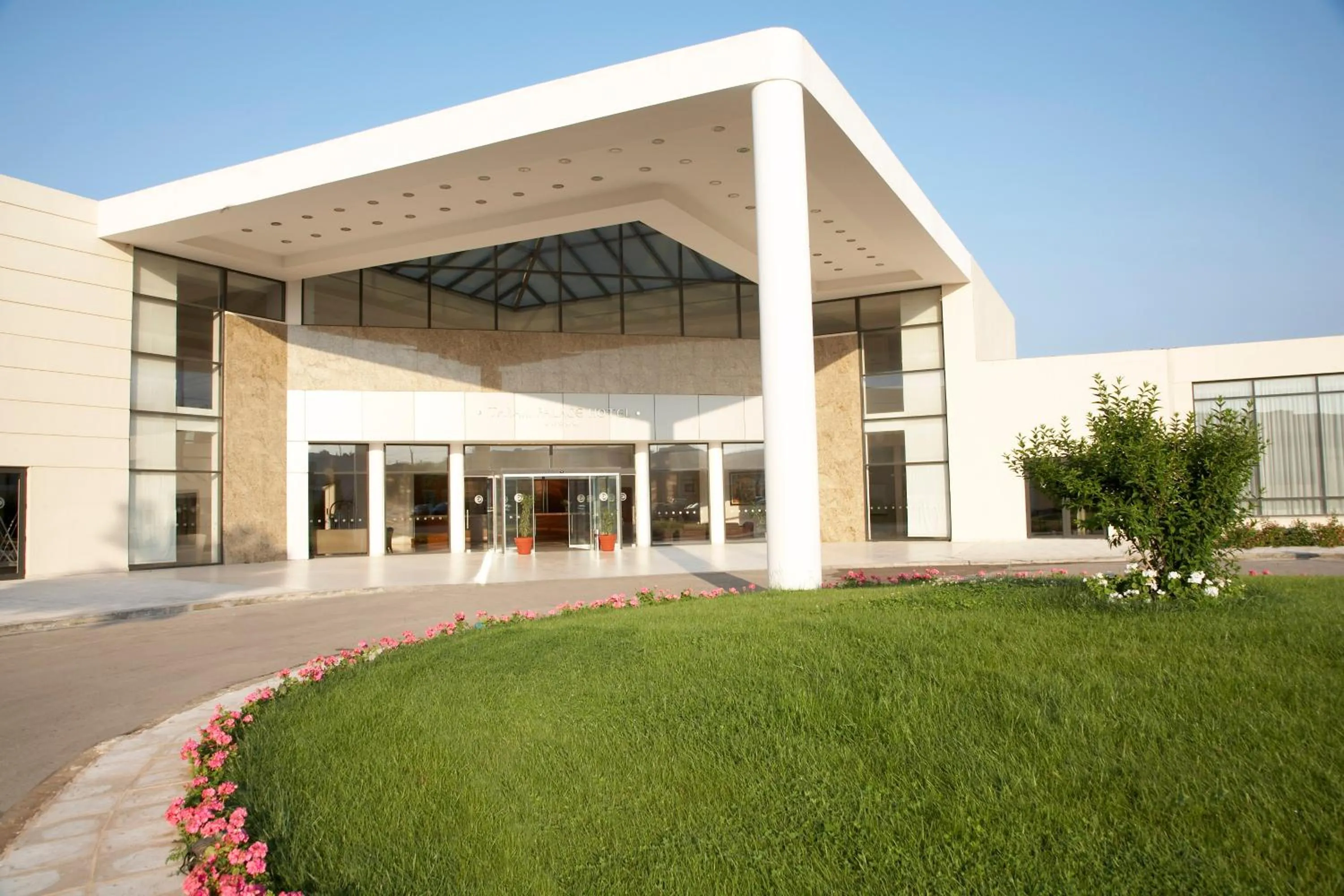 Facade/entrance in Ramada Plaza by Wyndham Thraki