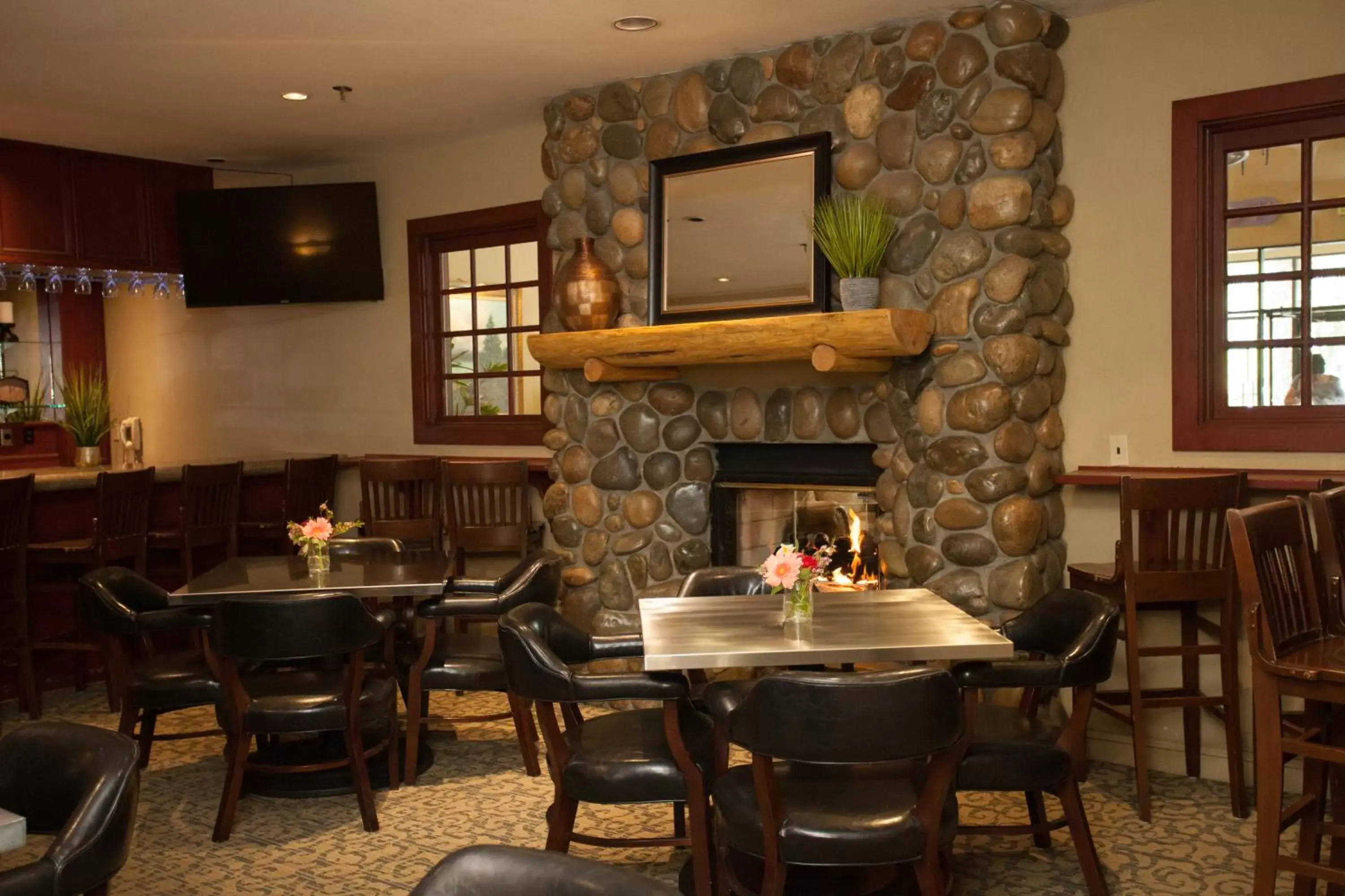 Lounge or bar, Restaurant/Places to Eat in Forest Suites Resort at the Heavenly Village