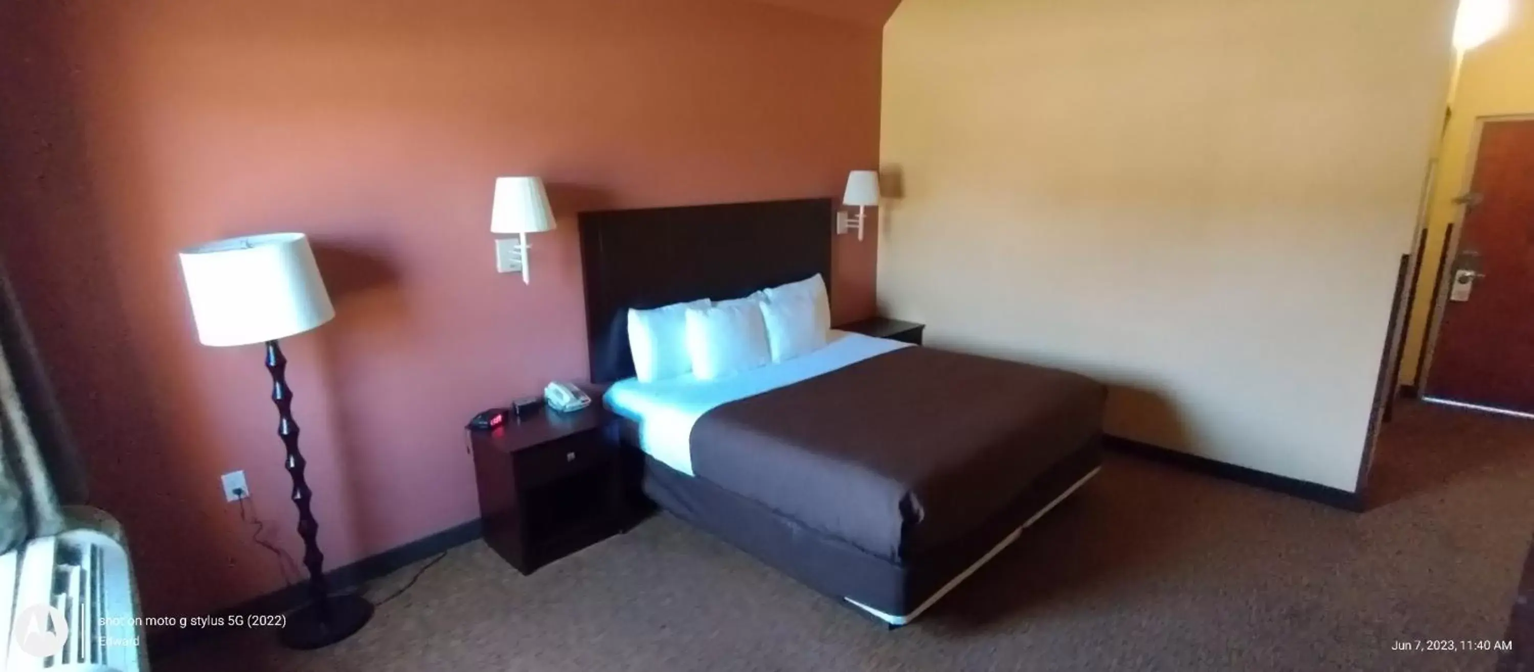Bed in Shary Inn and Suites