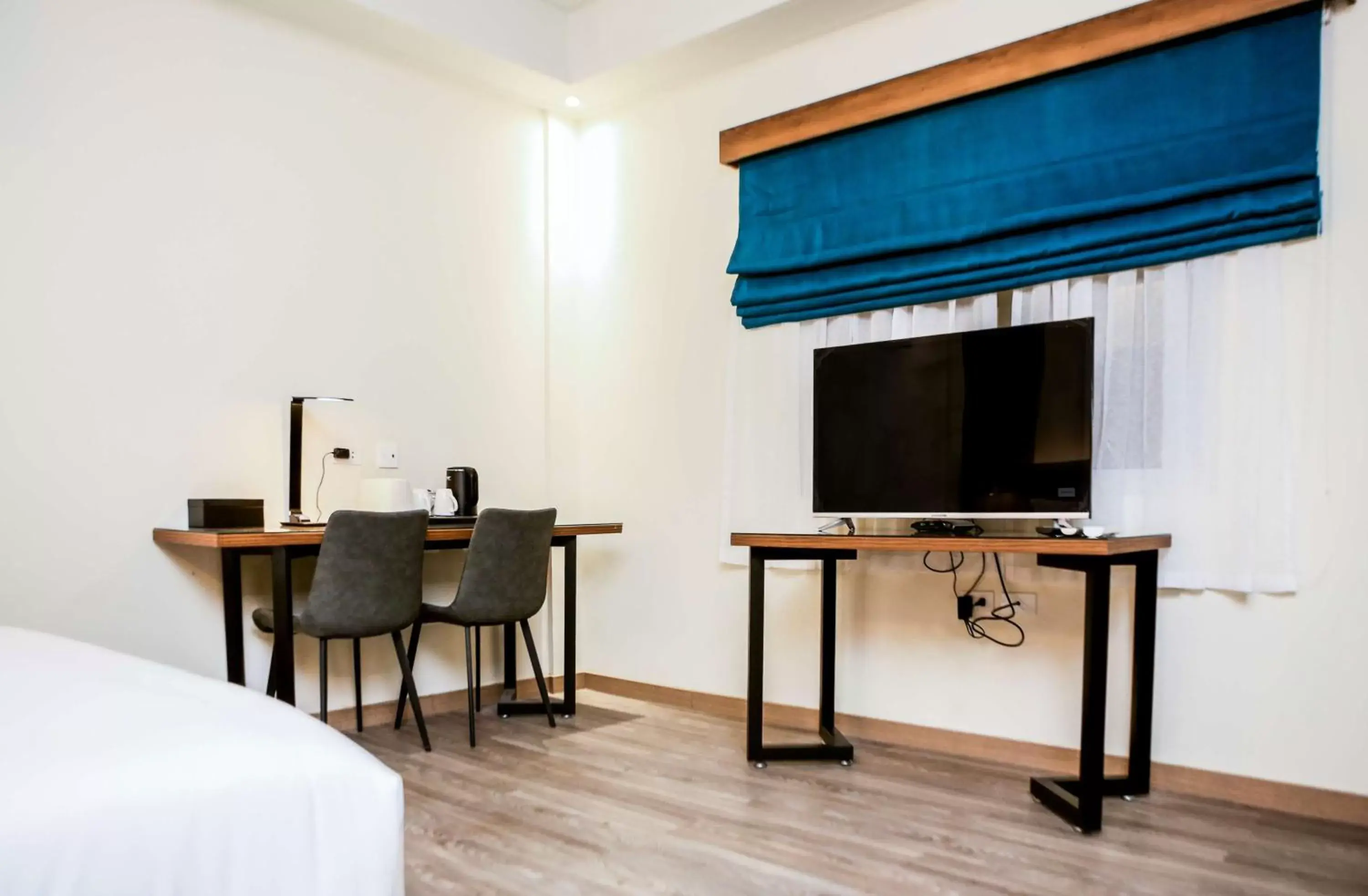 Bedroom, TV/Entertainment Center in SureStay Studio by Best Western Clarkview Angeles City