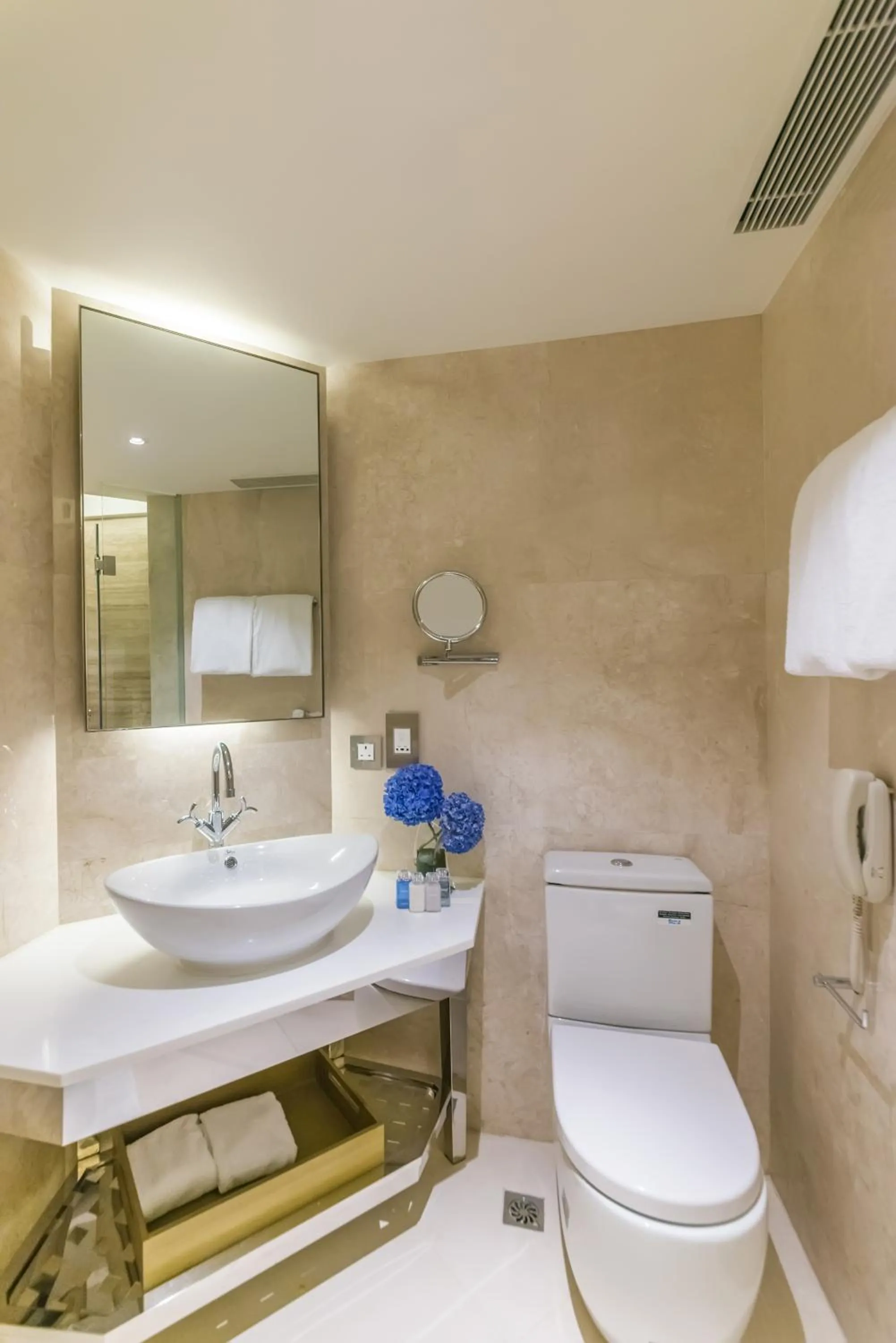 Bathroom in Hotel Pravo Hong Kong