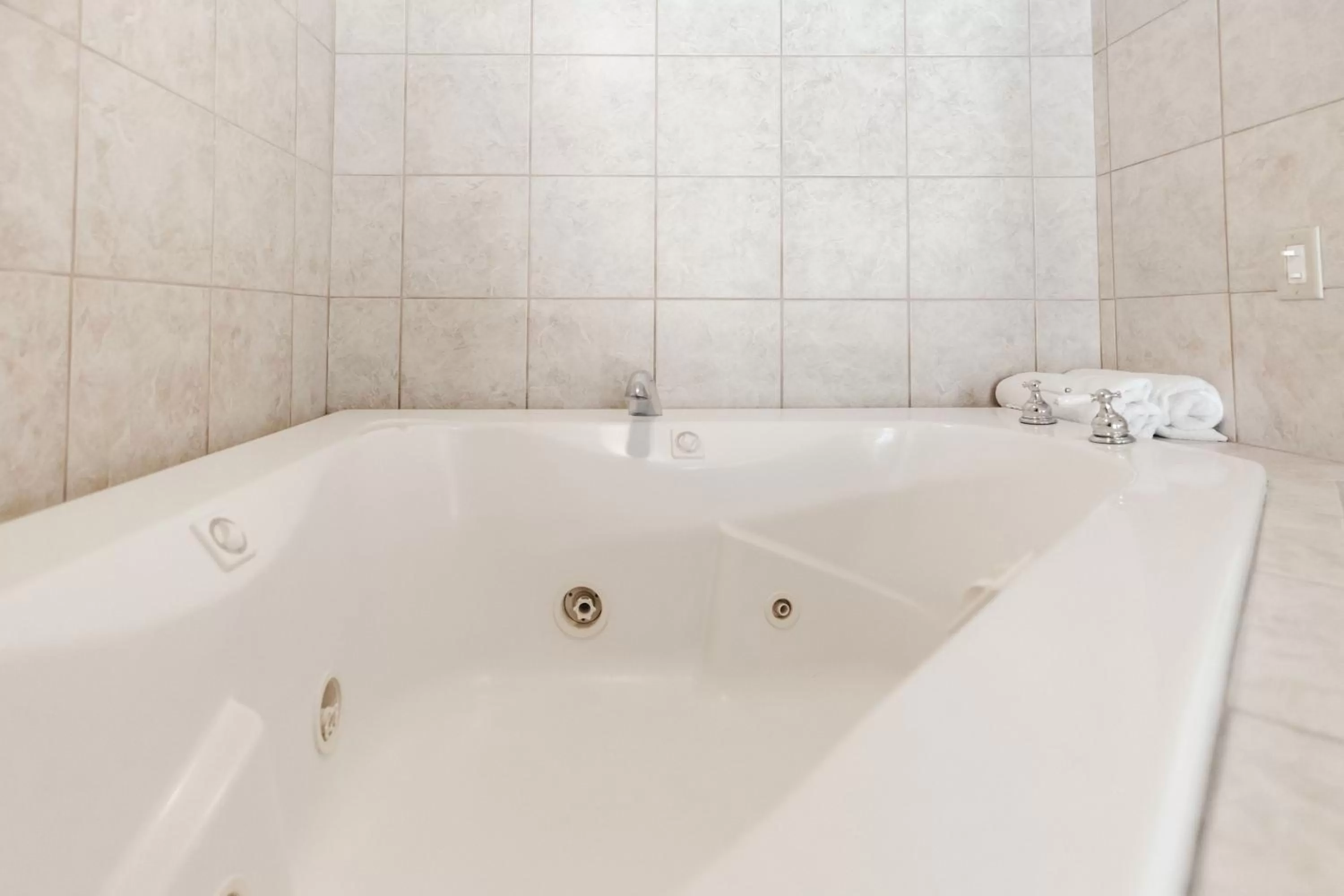 Bath in Vintage Lakeside Inn