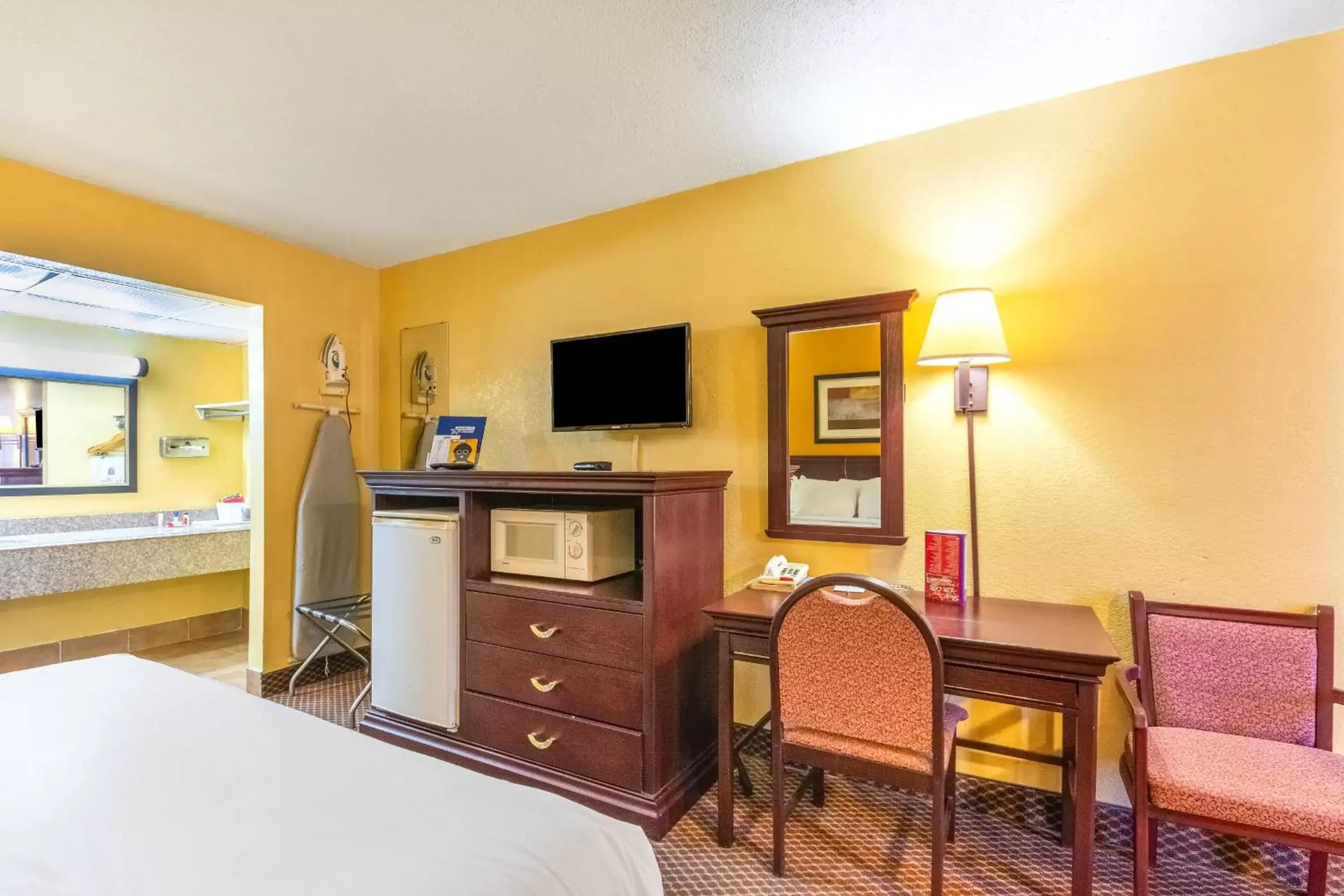 Bedroom, TV/Entertainment Center in Americas Best Value Inn of Elk City