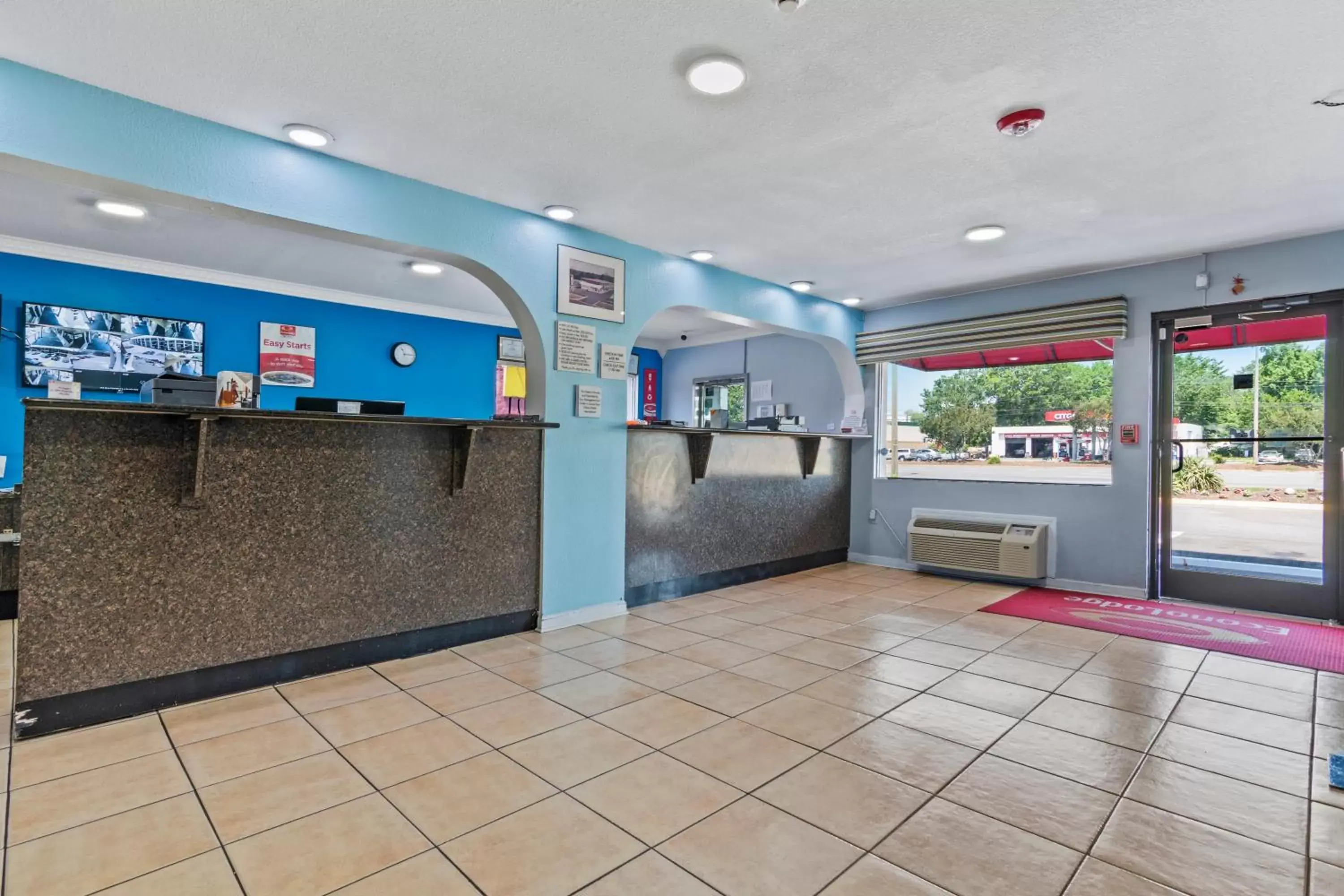 Lobby/Reception in Econo Lodge Inn & Suites I-64 & Us 13