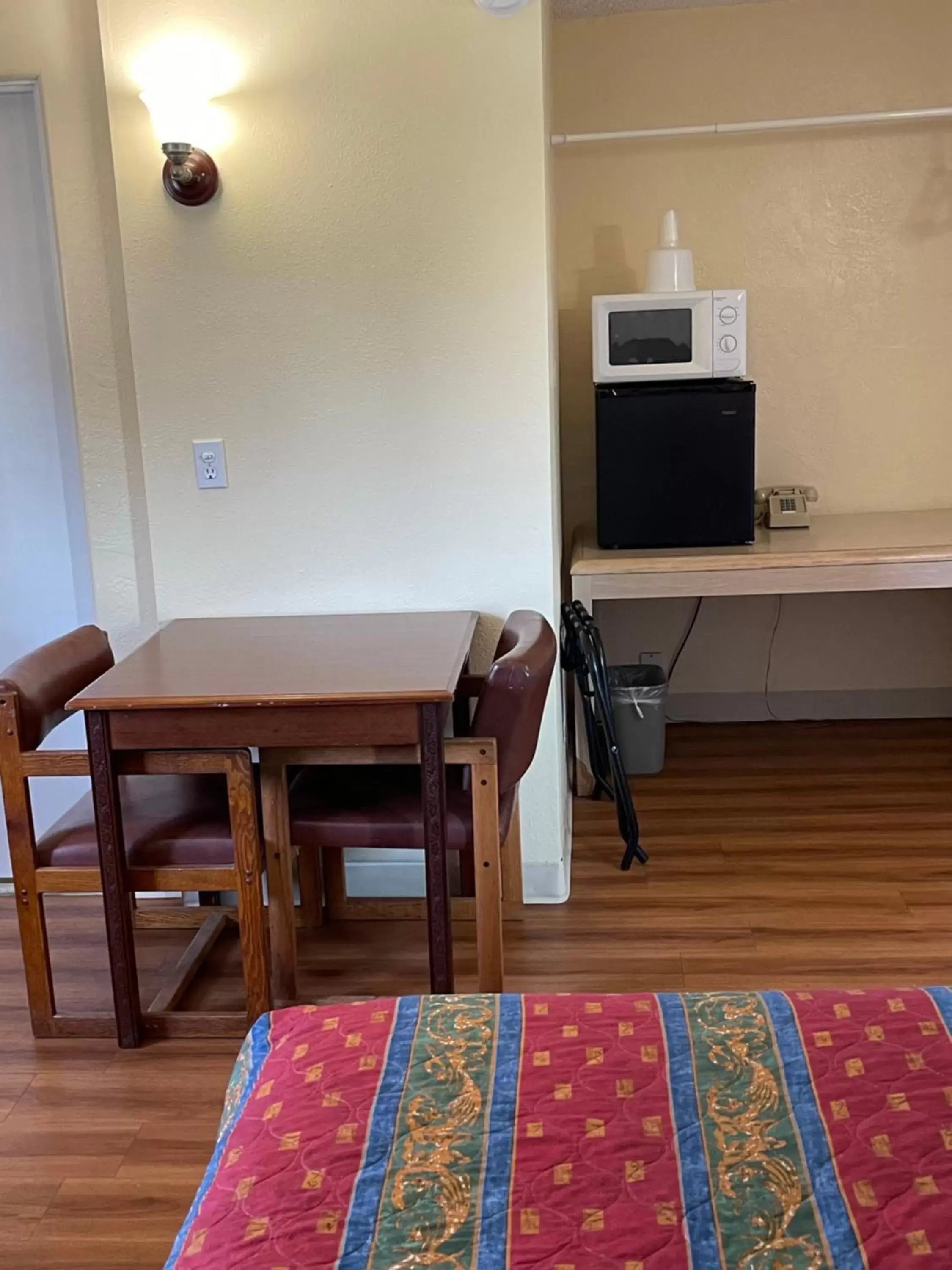 Seating area, TV/Entertainment Center in Villa West Motel