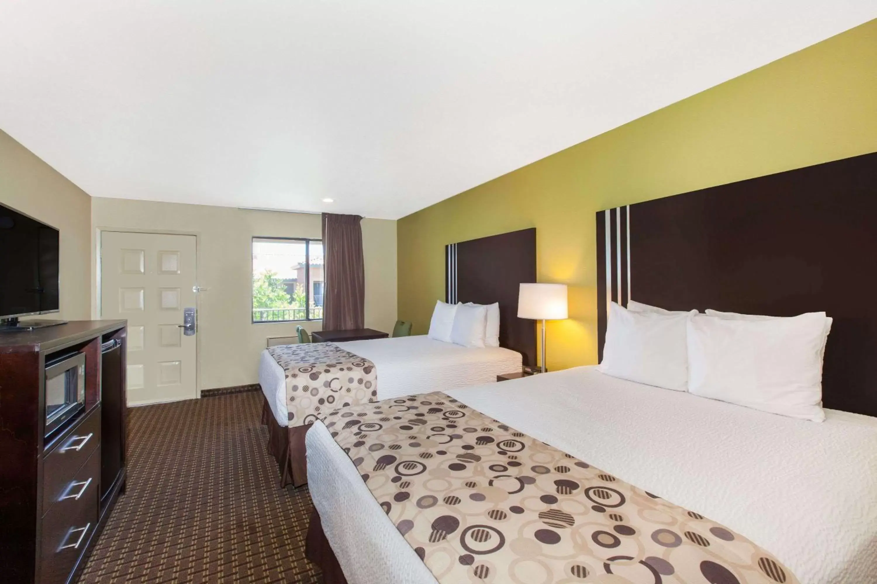 Photo of the whole room, Bed in Days Inn by Wyndham San Jose Airport