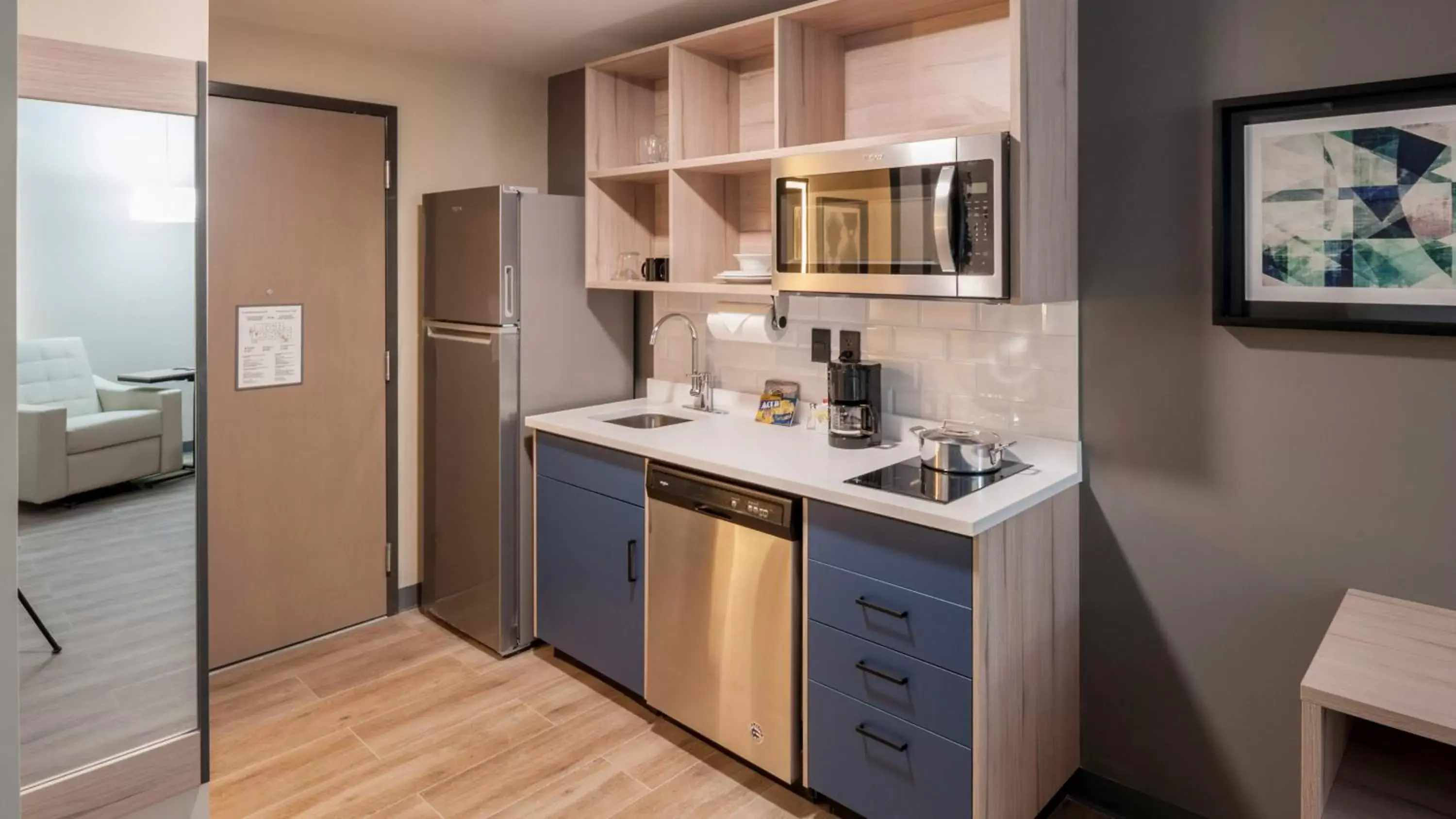 Photo of the whole room, Kitchen/Kitchenette in Candlewood Suites - Guadalajara Galerias, an IHG Hotel