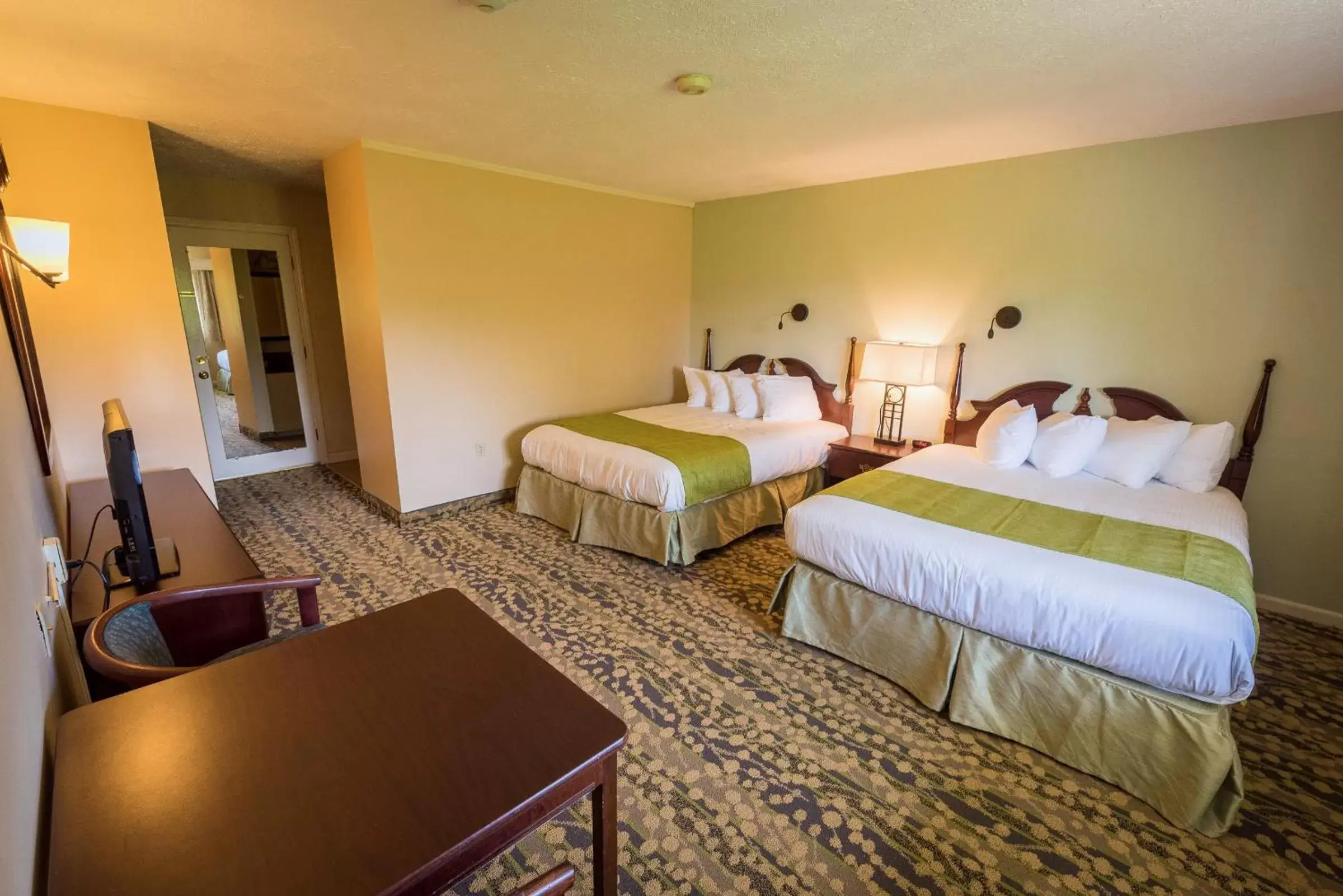 Photo of the whole room, Bed in Fox Ridge Resort