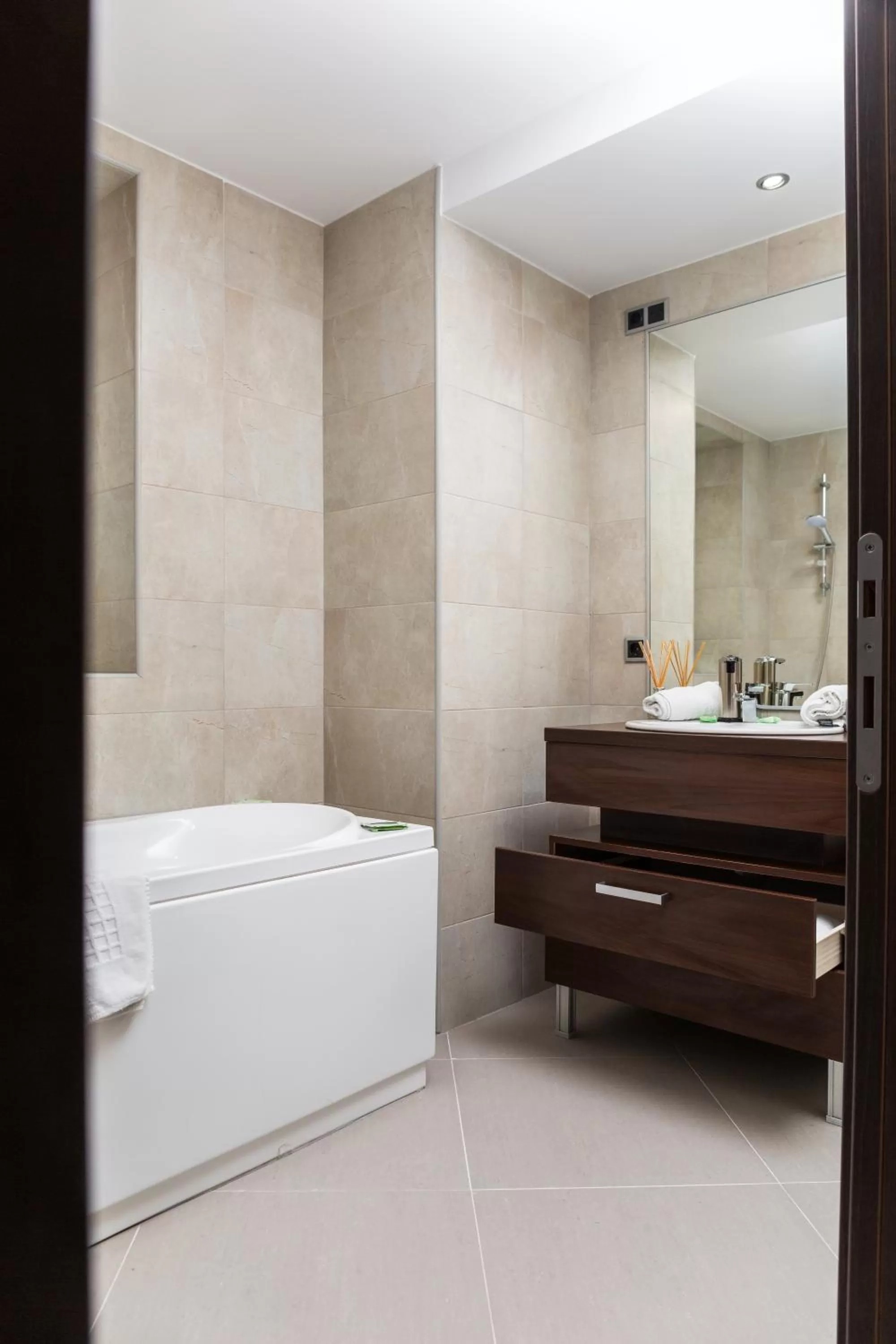 Bathroom, Bed in Silver Mountain Resort & Spa