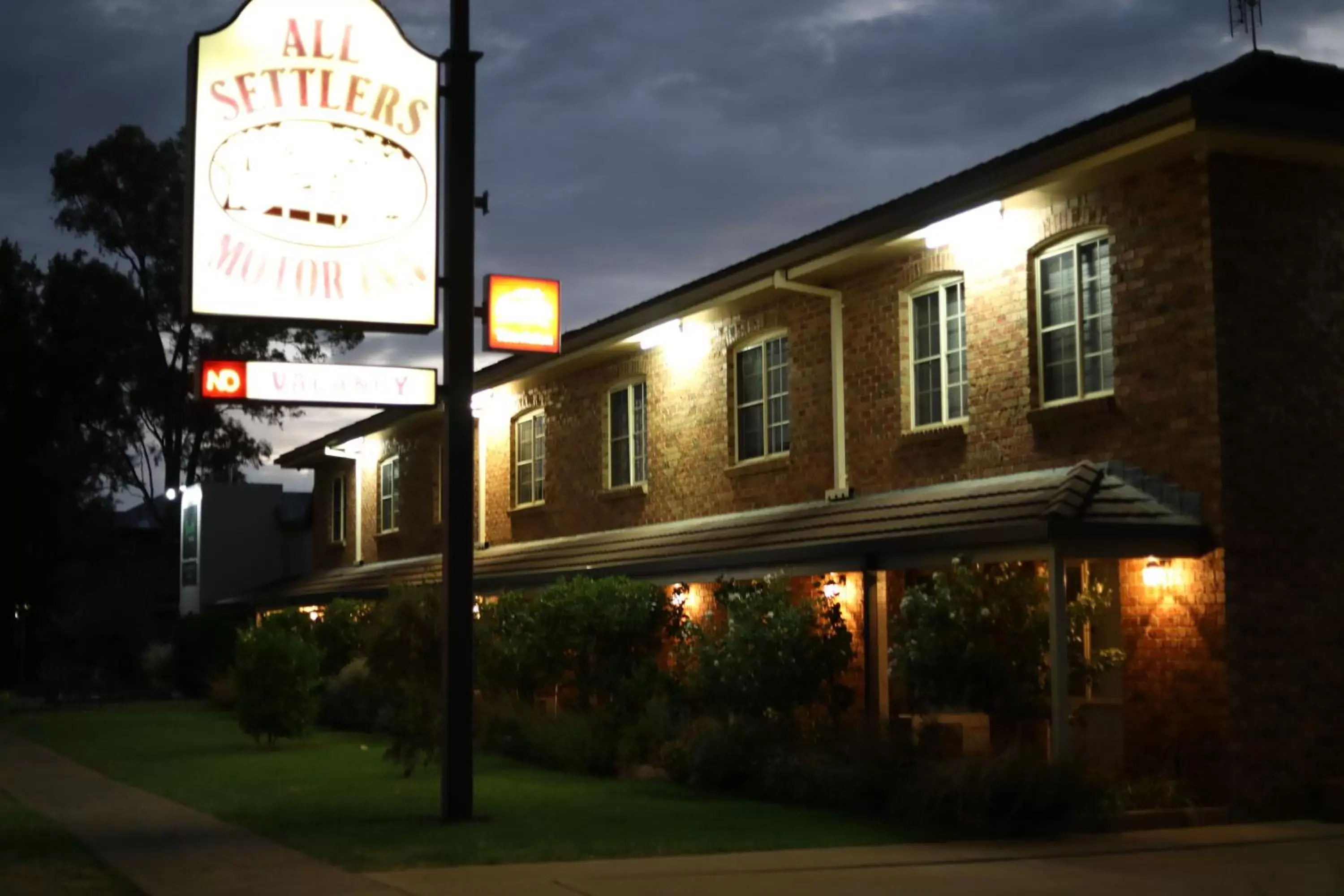 Property Building in All Settlers Motor Inn Parkes