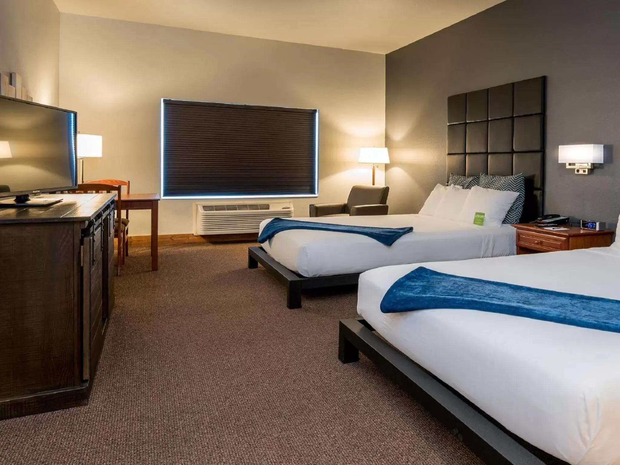 Bed in Wood River Inn & Suite