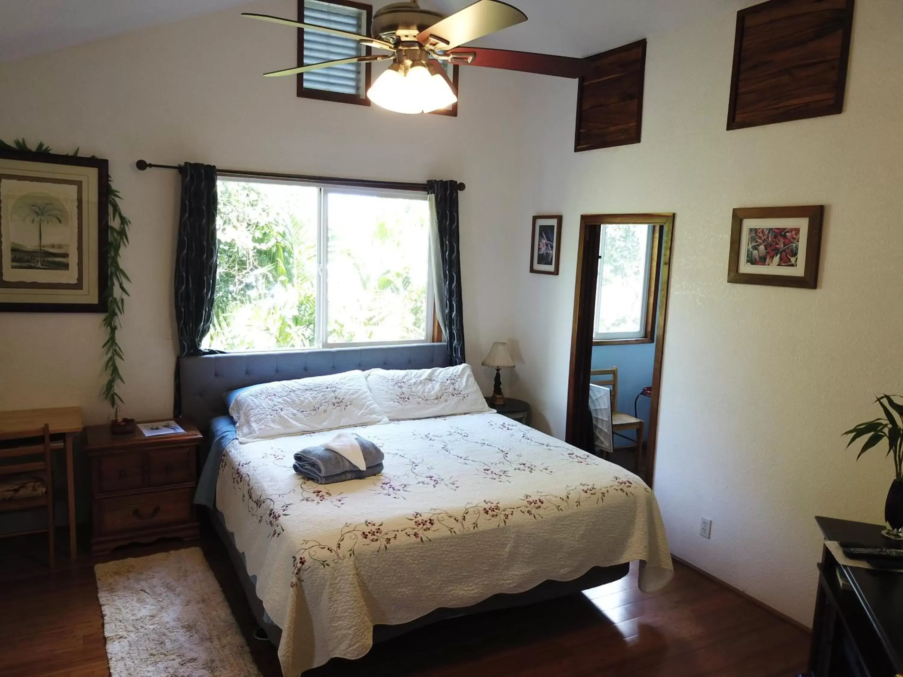 Bed in Hawaiian Ohana Home