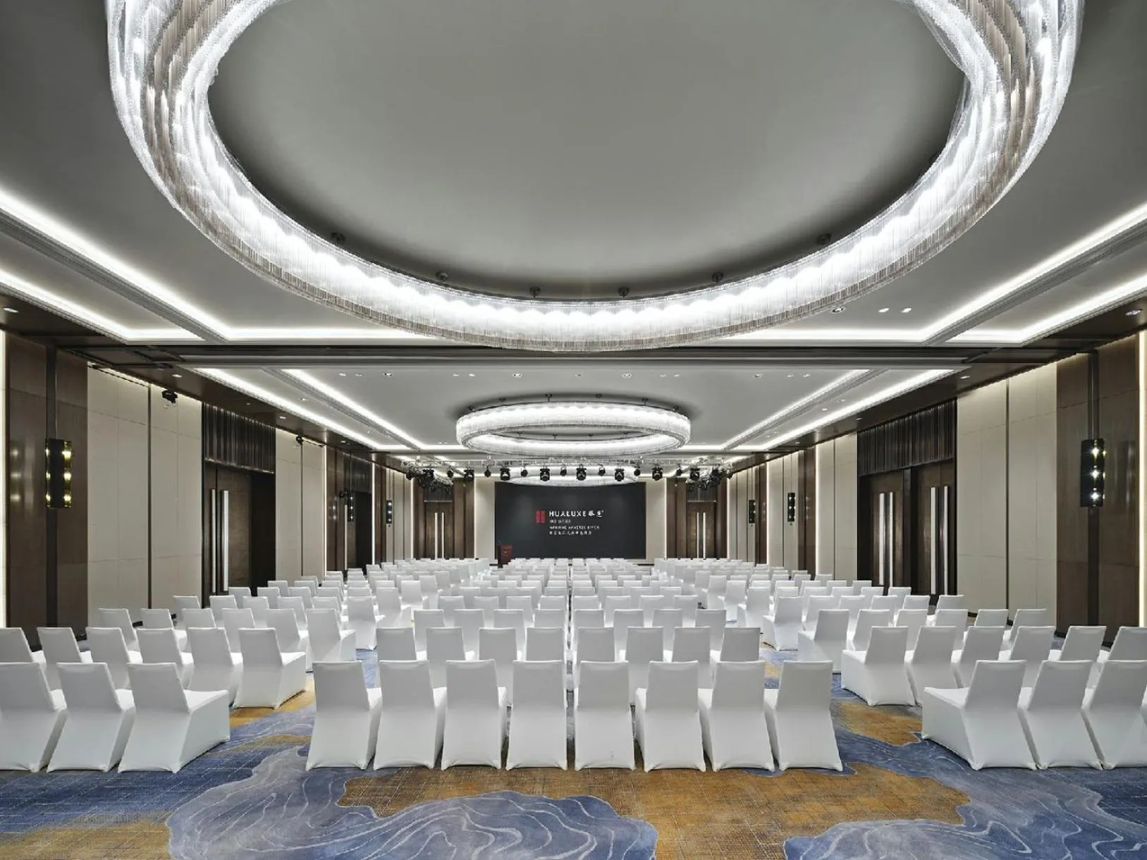 Meeting/conference room in HUALUXE Nanjing Yangtze River