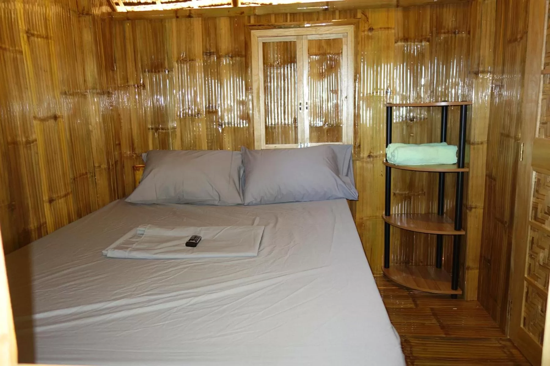 Bed in AivyMaes Divers Resort