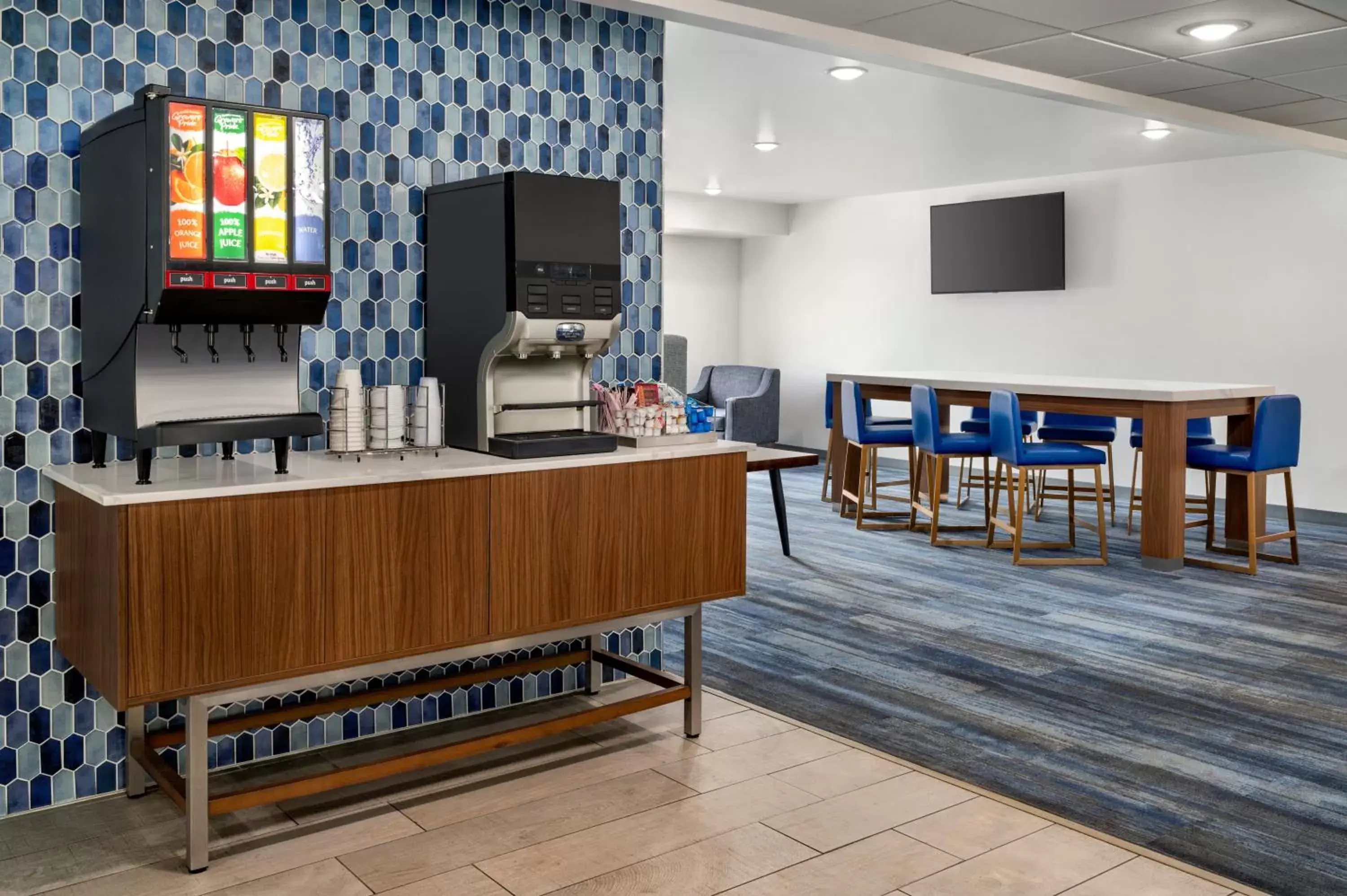Coffee/tea facilities in La Quinta Inn by Wyndham Columbus Airport Area