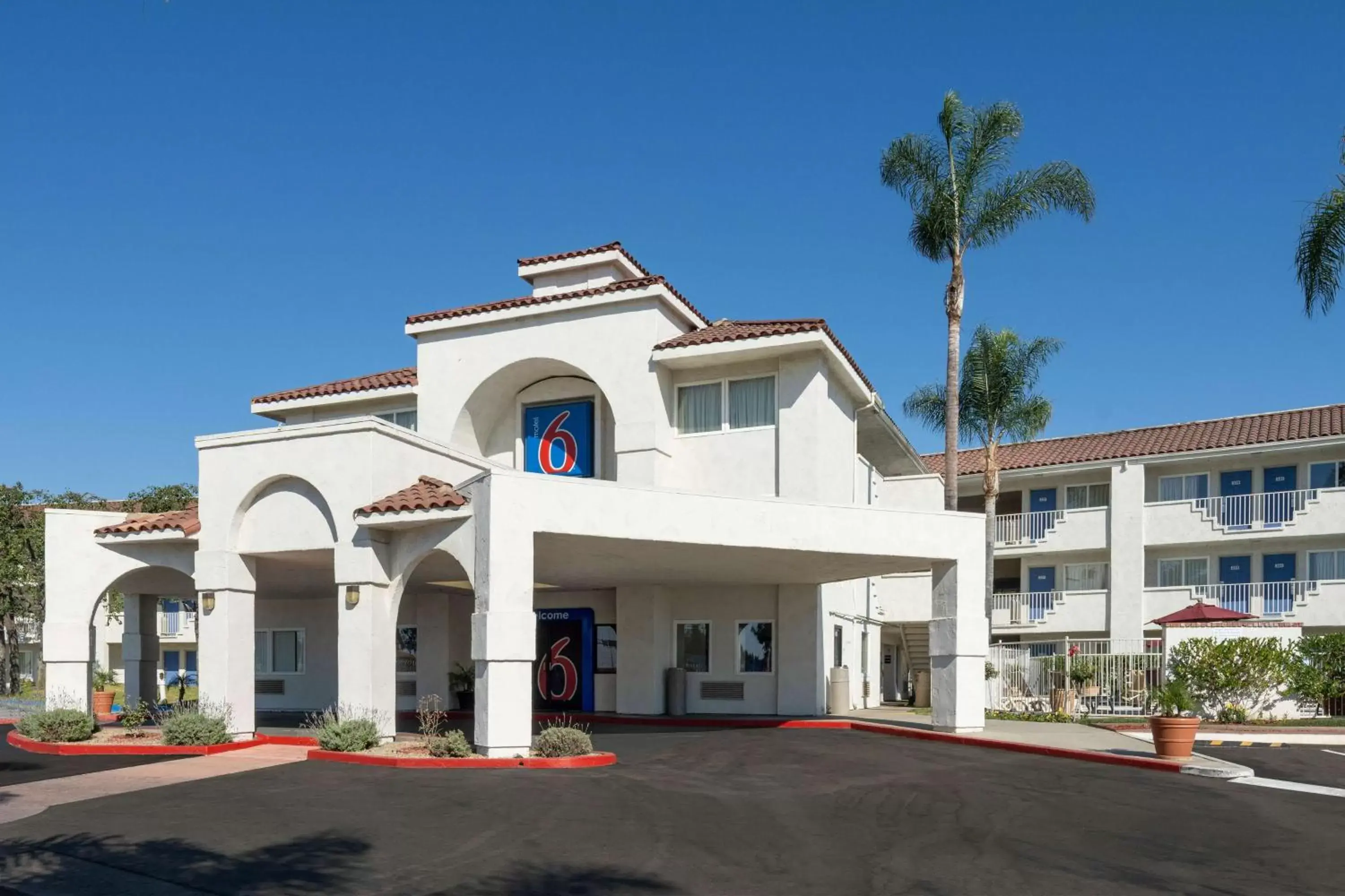 Property Building in Motel 6-Ventura, CA - South