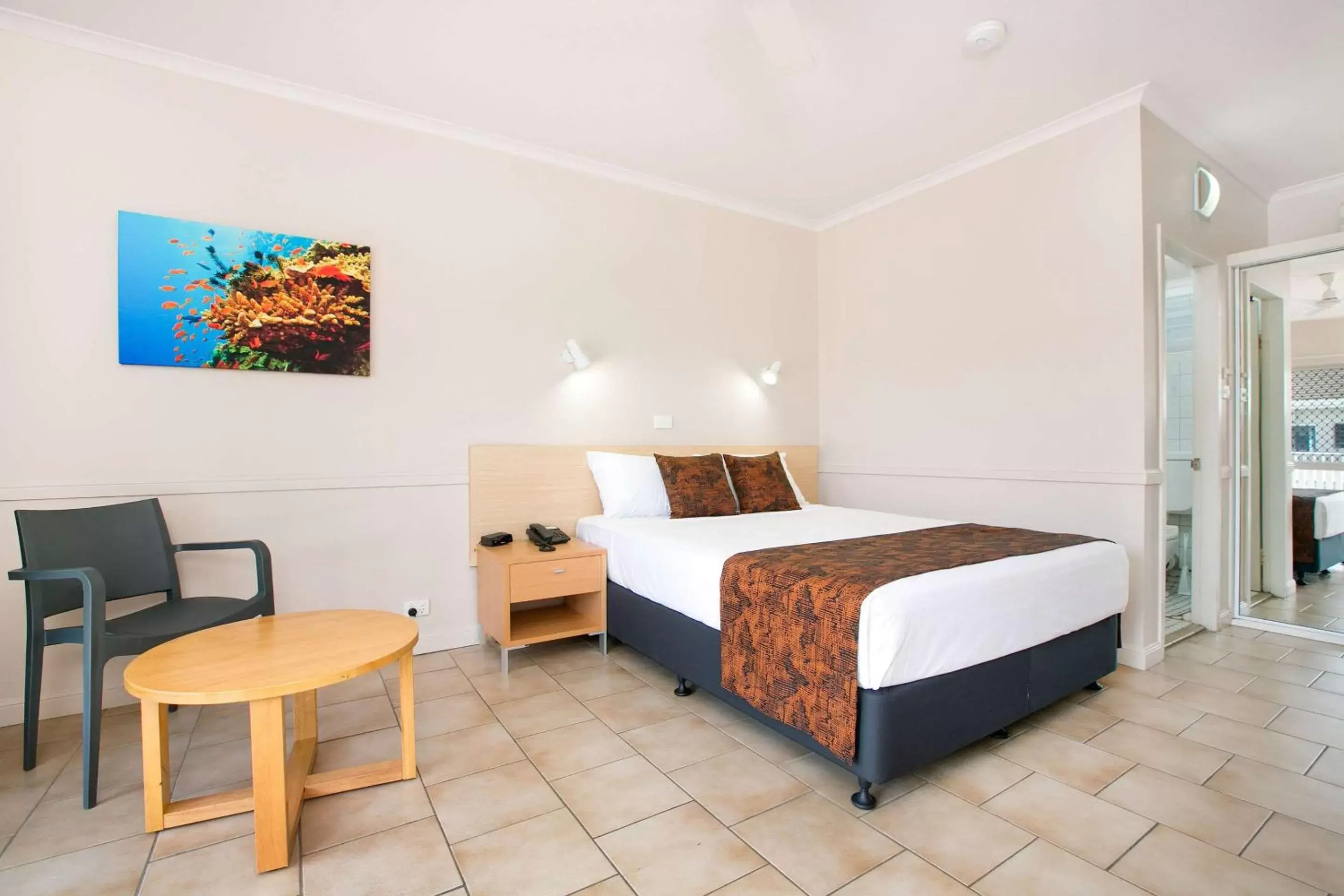 Photo of the whole room, Bed in Comfort Inn Cairns City