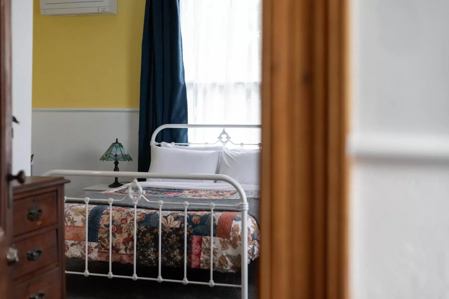 Lorelai – Deluxe Queen Room, downstairs in The Dragonfly Inn Lorelai – Deluxe Queen Room, downstairs in The Dragonfly Inn