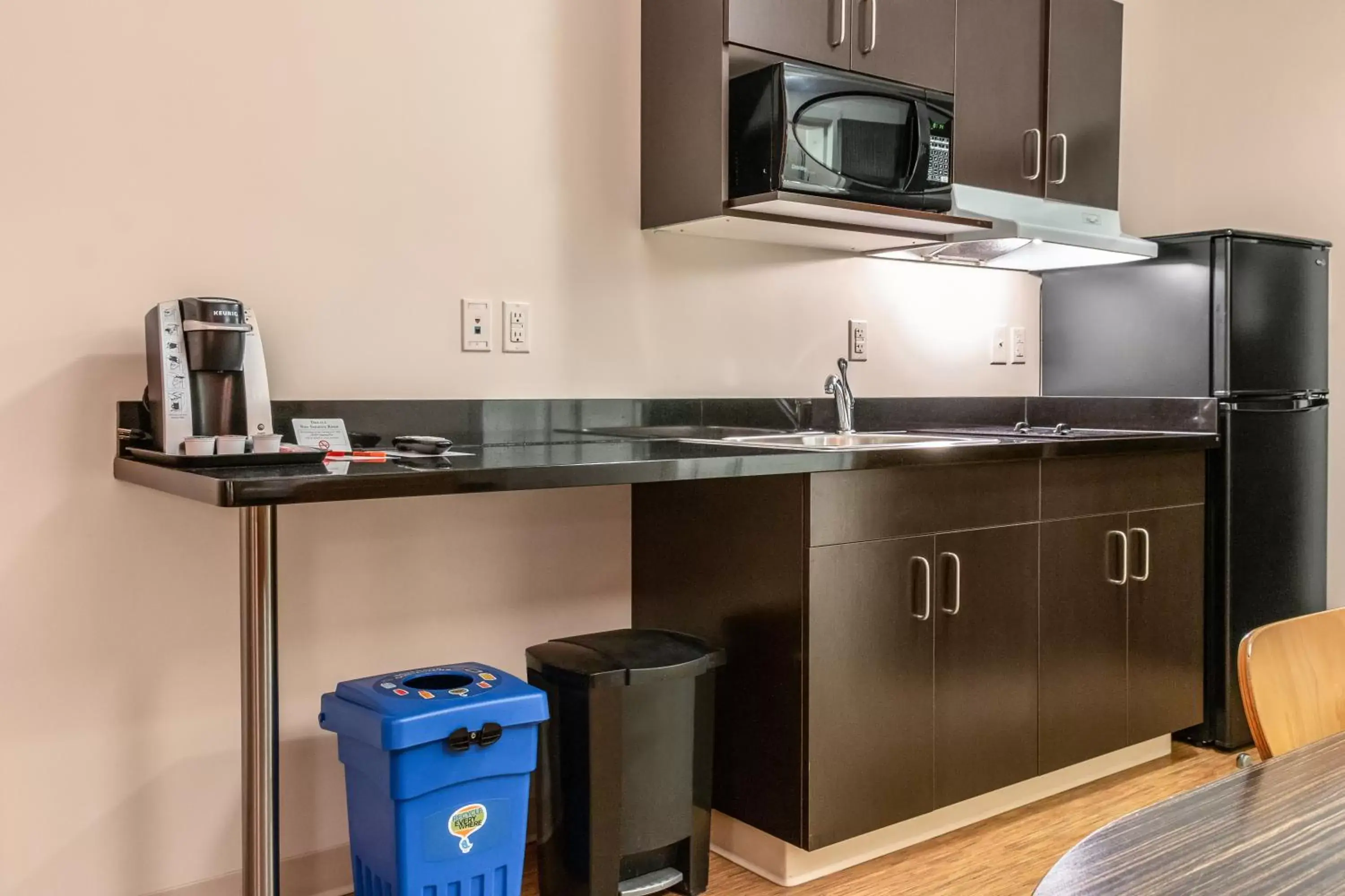 Kitchen or kitchenette, Kitchen/Kitchenette in Motel 6-Headingley, MB - Winnipeg West