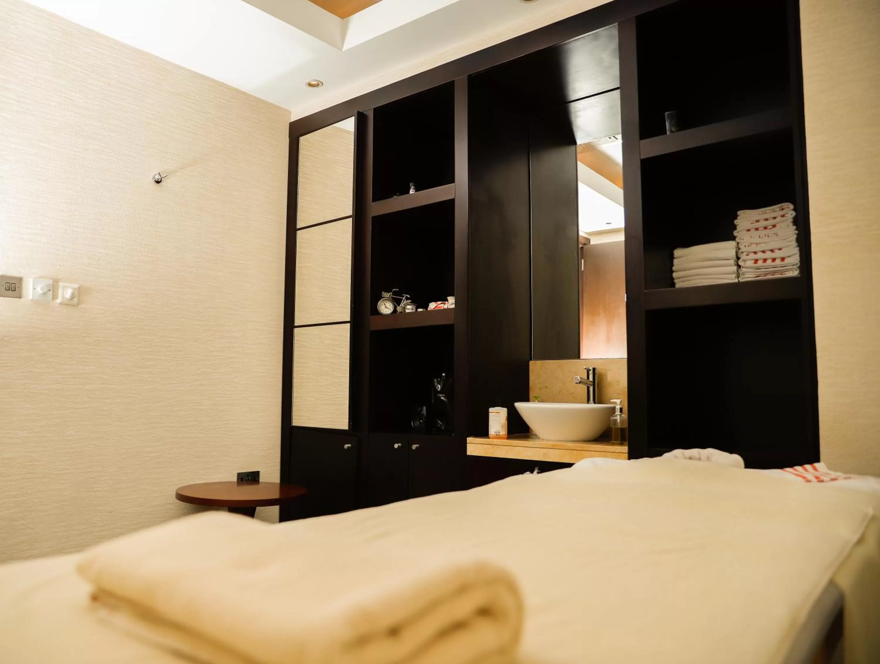 Spa and wellness centre/facilities, Bed in Crowne Plaza Sohar by IHG