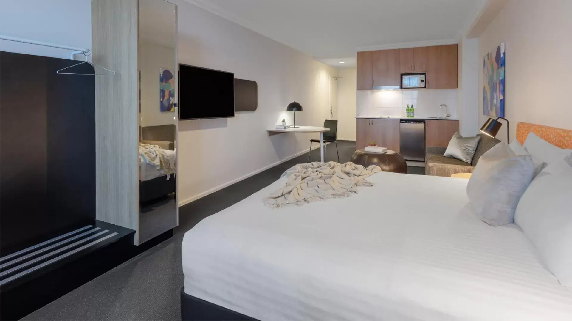 Bed, TV/Entertainment Center in Oaks Perth Hotel