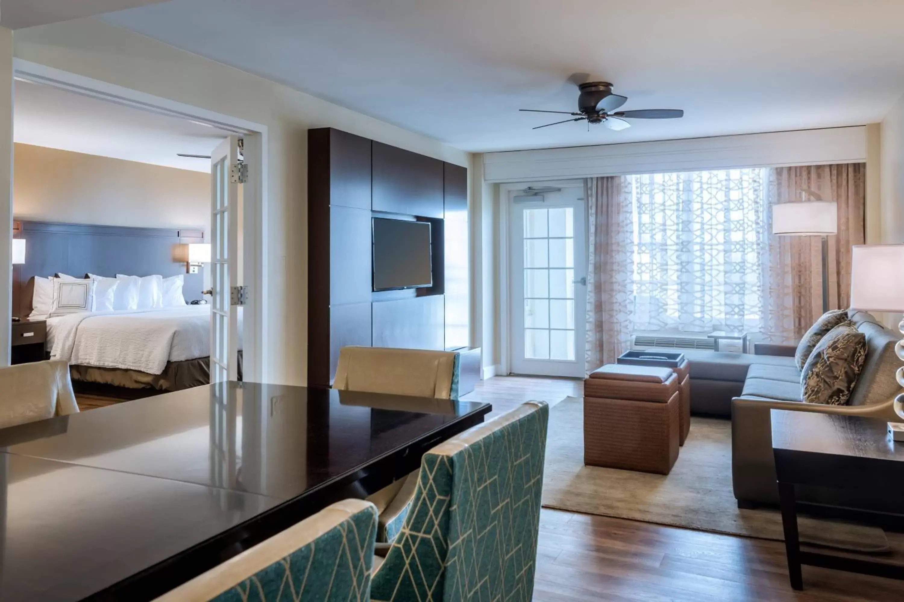 Living room in Courtyard by Marriott Charleston Historic District