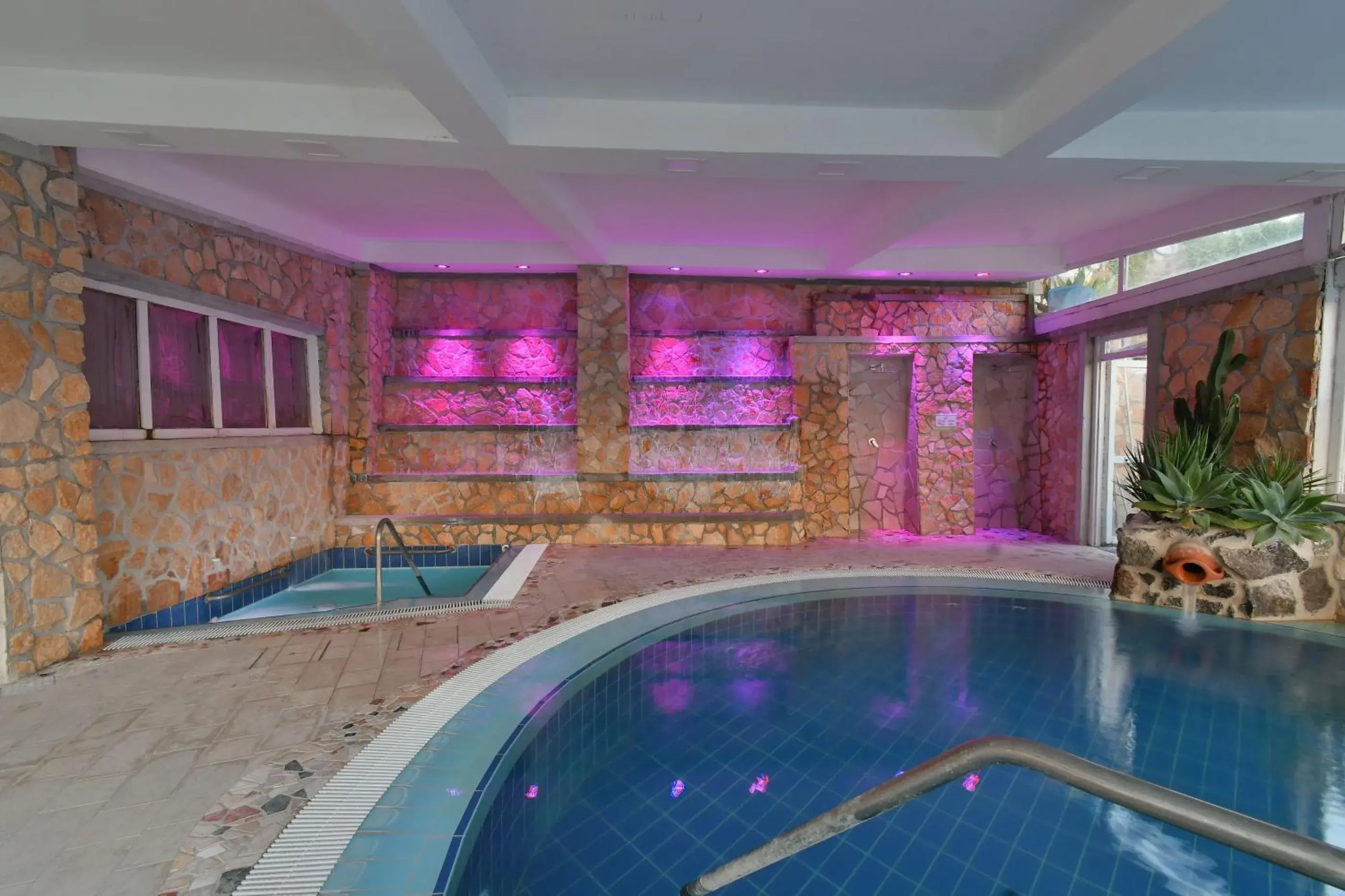 Steam room, Swimming Pool in Hotel Terme Saint Raphael