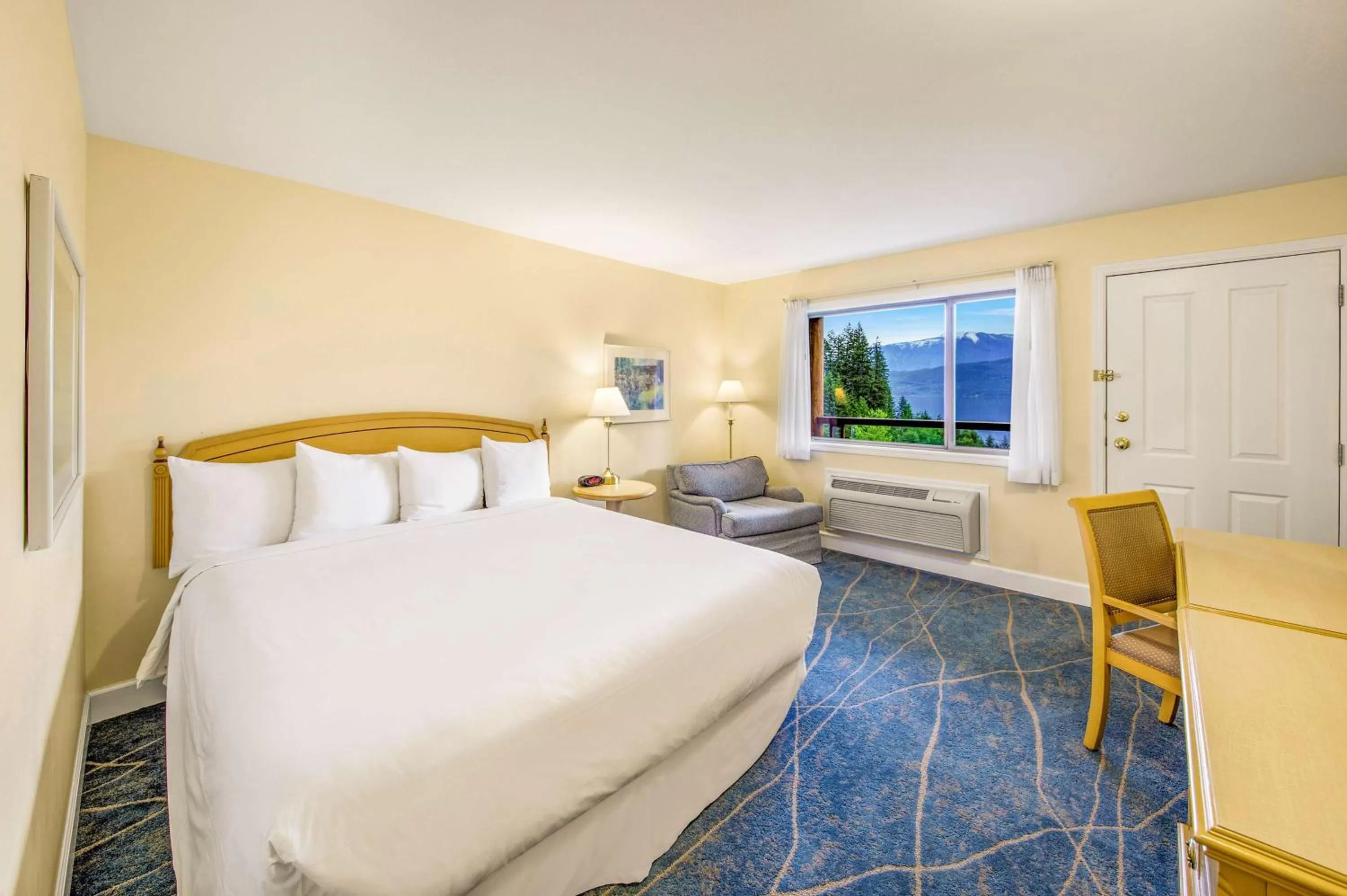 King Room with Roll-In Shower and Lake View - Mobility Access in Kootenay Lakeview Resort BW Signature Collection