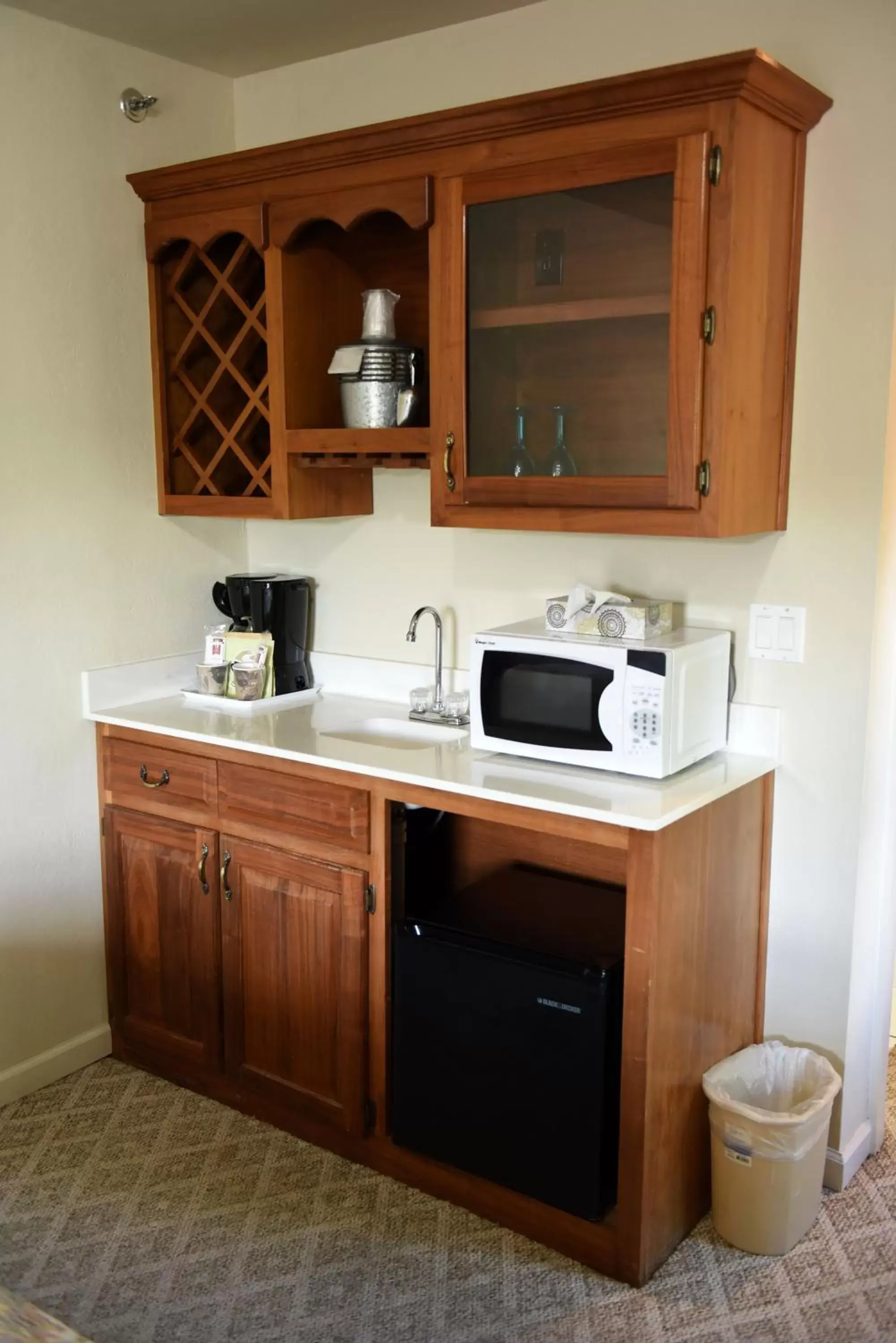 Coffee/tea facilities, Kitchen/Kitchenette in Heidi Motel - Helen